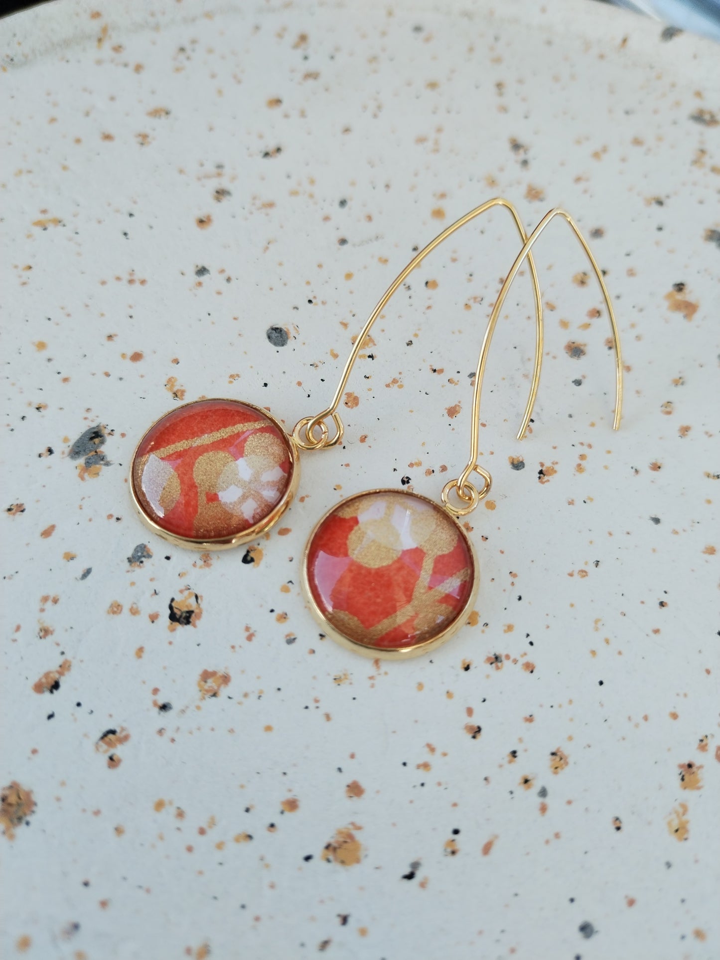 Boucle d’oreilles longue orange et doré