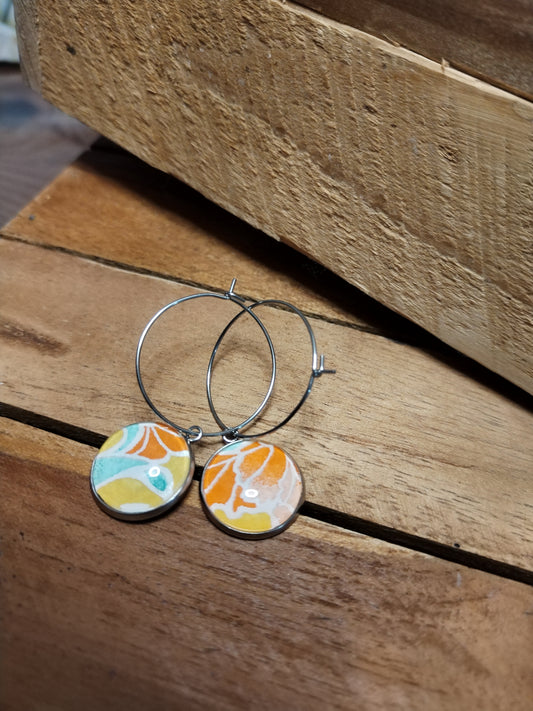 Boucles d'oreilles Créoles 25 mm - cabochons verre 16 mm - papier japonais floral orange, bleu et moutarde - métal argenté