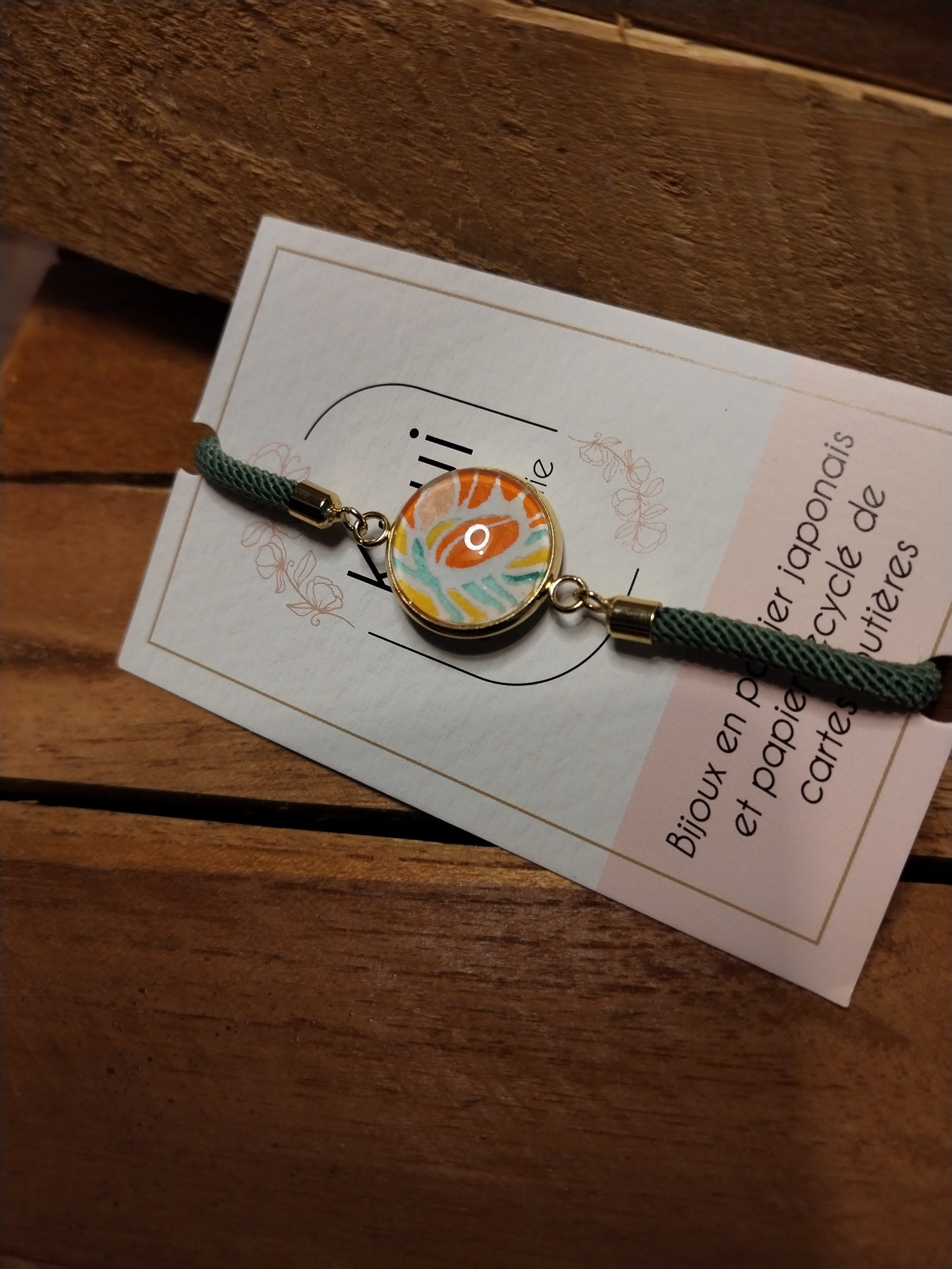 Bracelet réglable en coton kaki - cabochon coloré jaune corail et vert