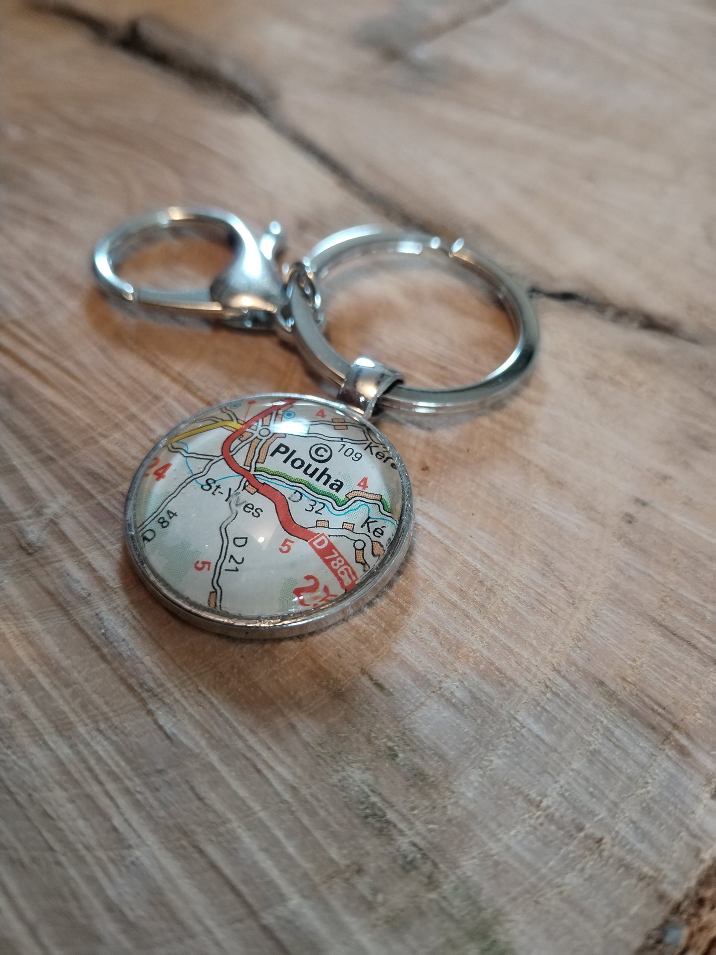 Porte clé PLOUHA- carte routiere -recyclage