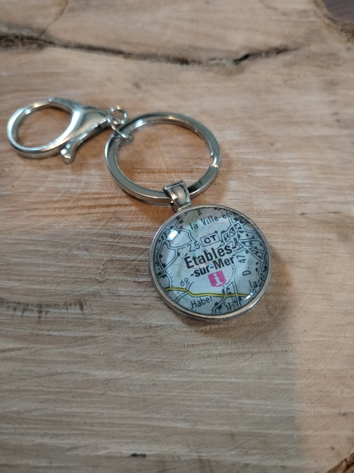 Porte clé ETABLES-sur -MER- carte routiere -recyclage