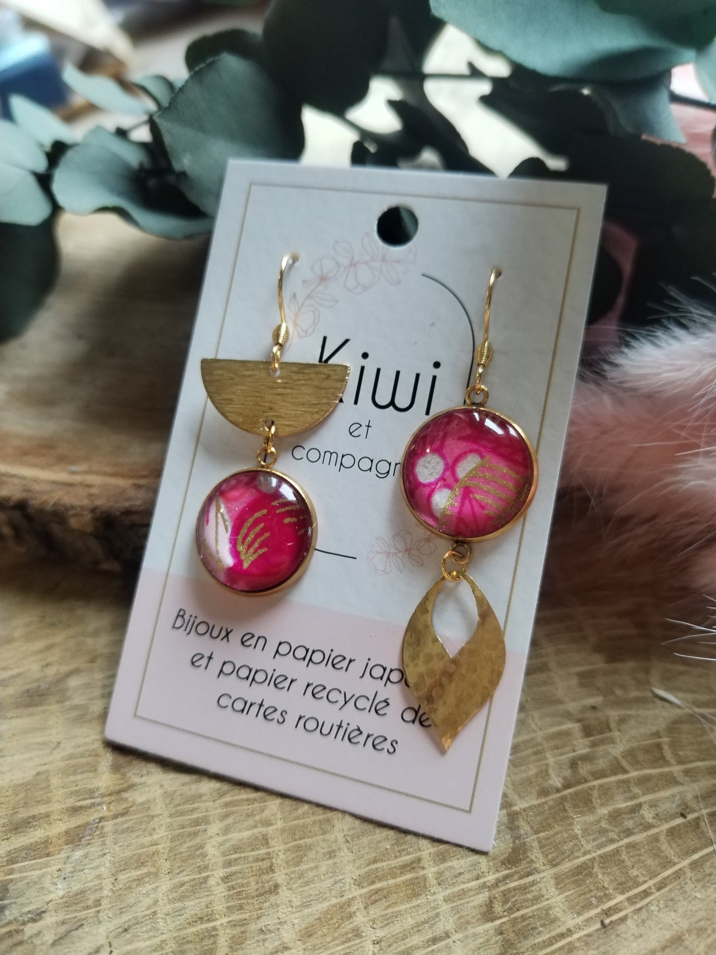 Boucles d'oreilles asymétriques - Cabochons 16mm - Acier inoxydable doré - Feuillage rose