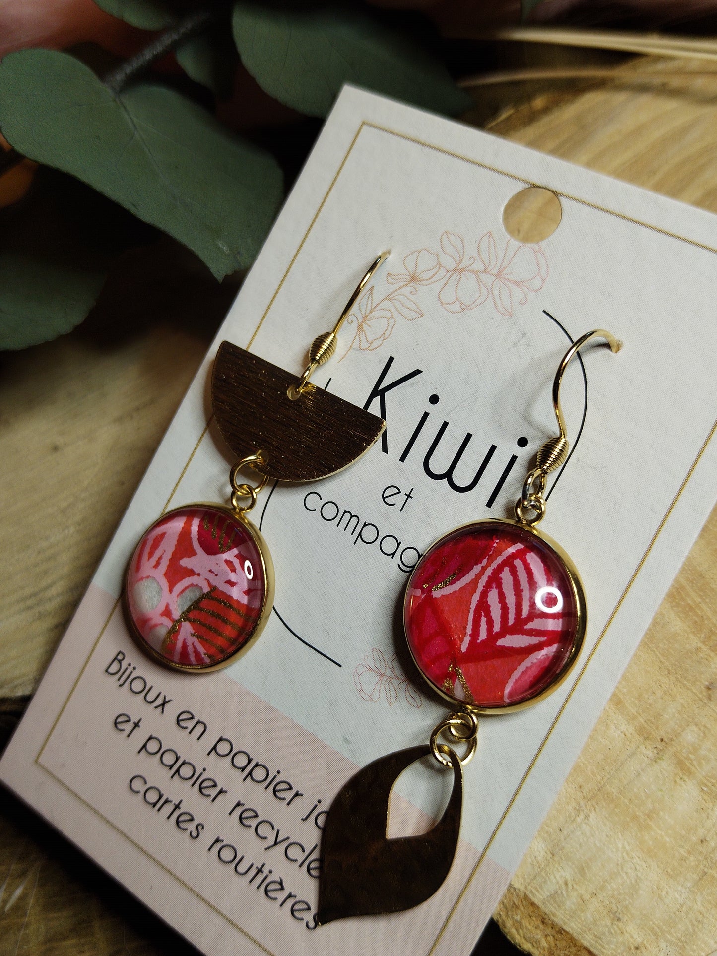 Boucles d'oreilles asymétriques - Cabochons 16mm - Acier inoxydable doré - Feuillage rose