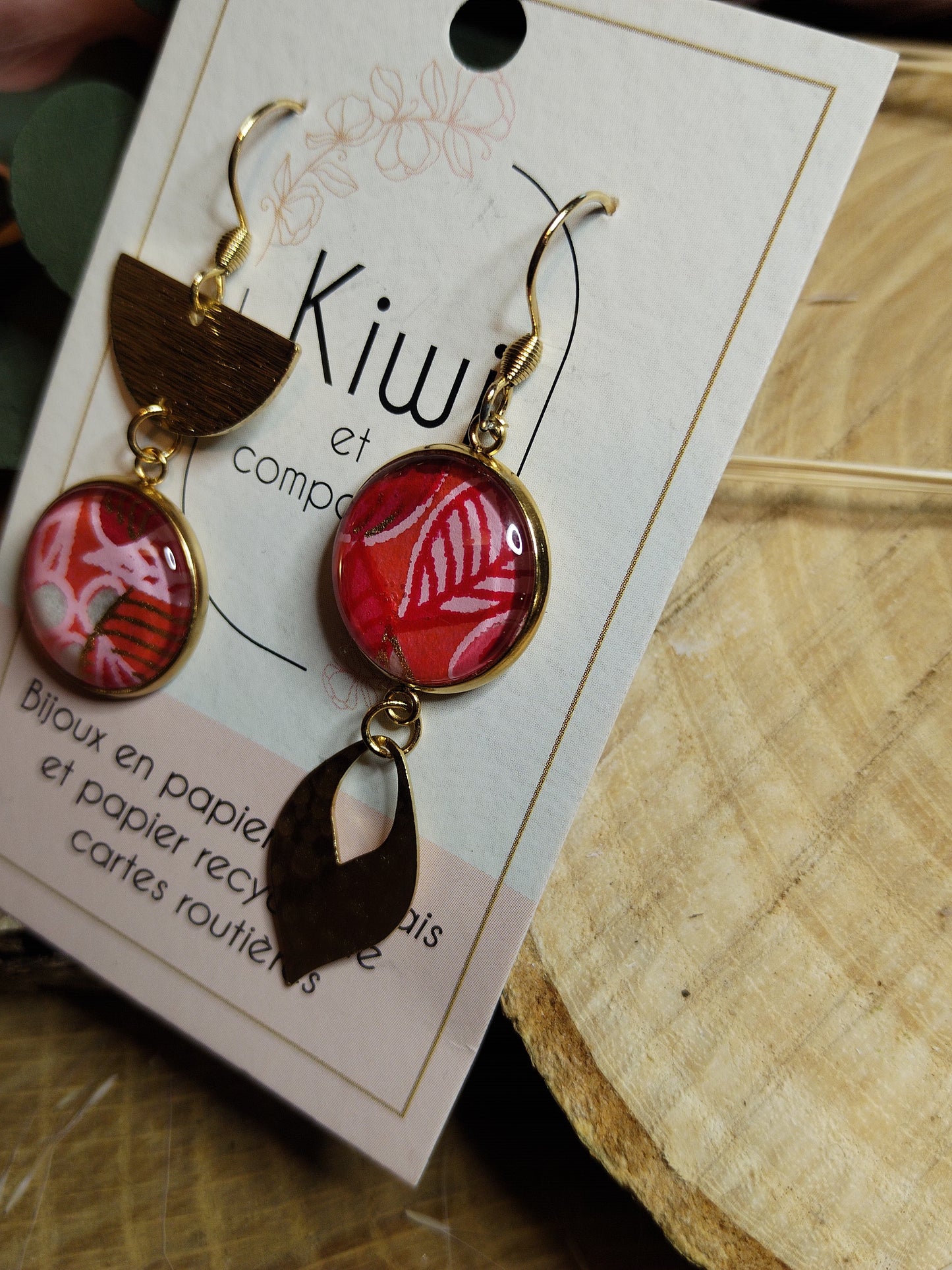 Boucles d'oreilles asymétriques - Cabochons 16mm - Acier inoxydable doré - Feuillage rose