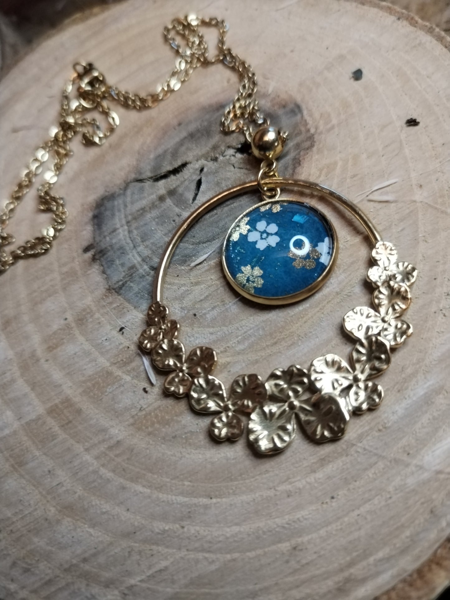 Collier acier doré bleu fleur et breloque ronde