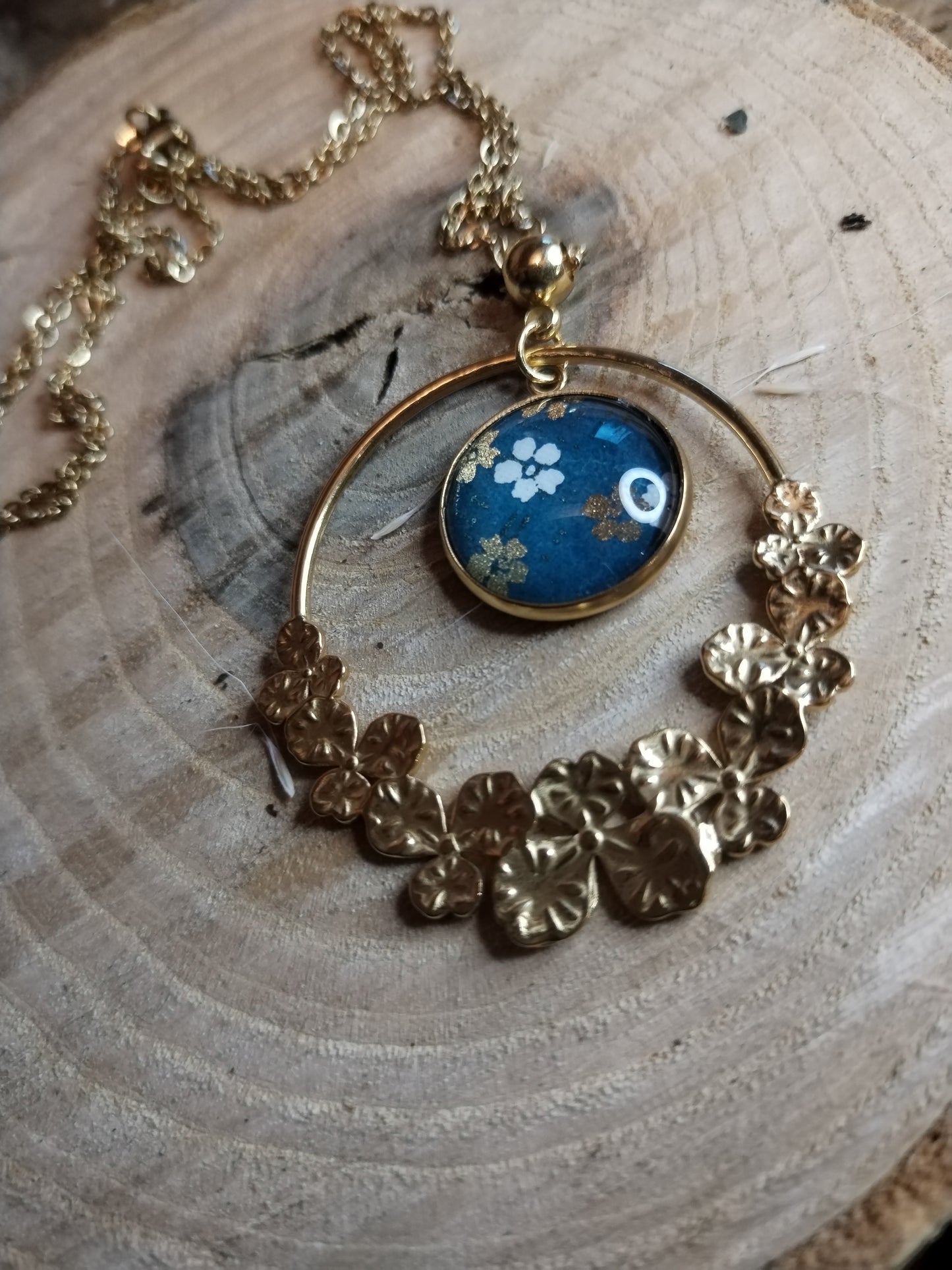 Collier acier doré bleu fleur et breloque ronde