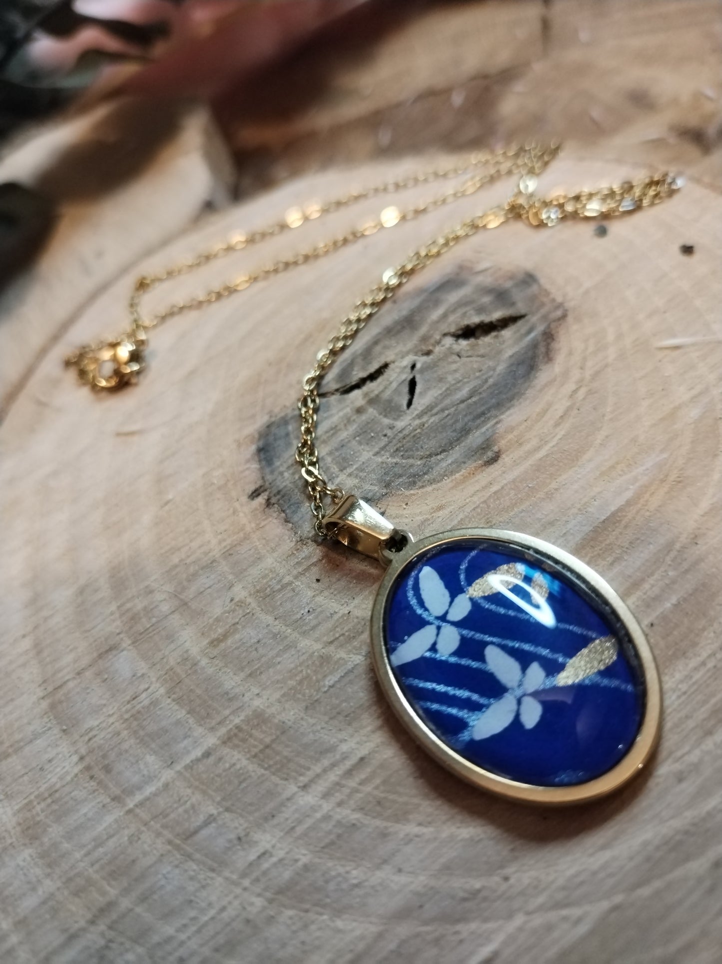 Collier acier bleu et papillon