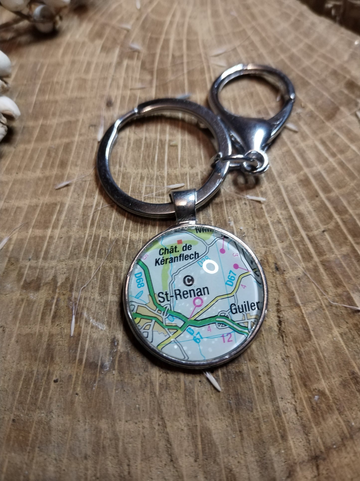 Porte-clefs cabochon 25mm - Recyclage carte routière - Saint Renan (29)