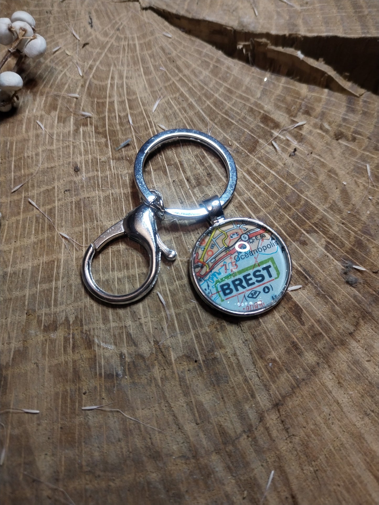 Porte-clefs cabochon 25mm - Recyclage carte routière - Brest Océanopolis (29)