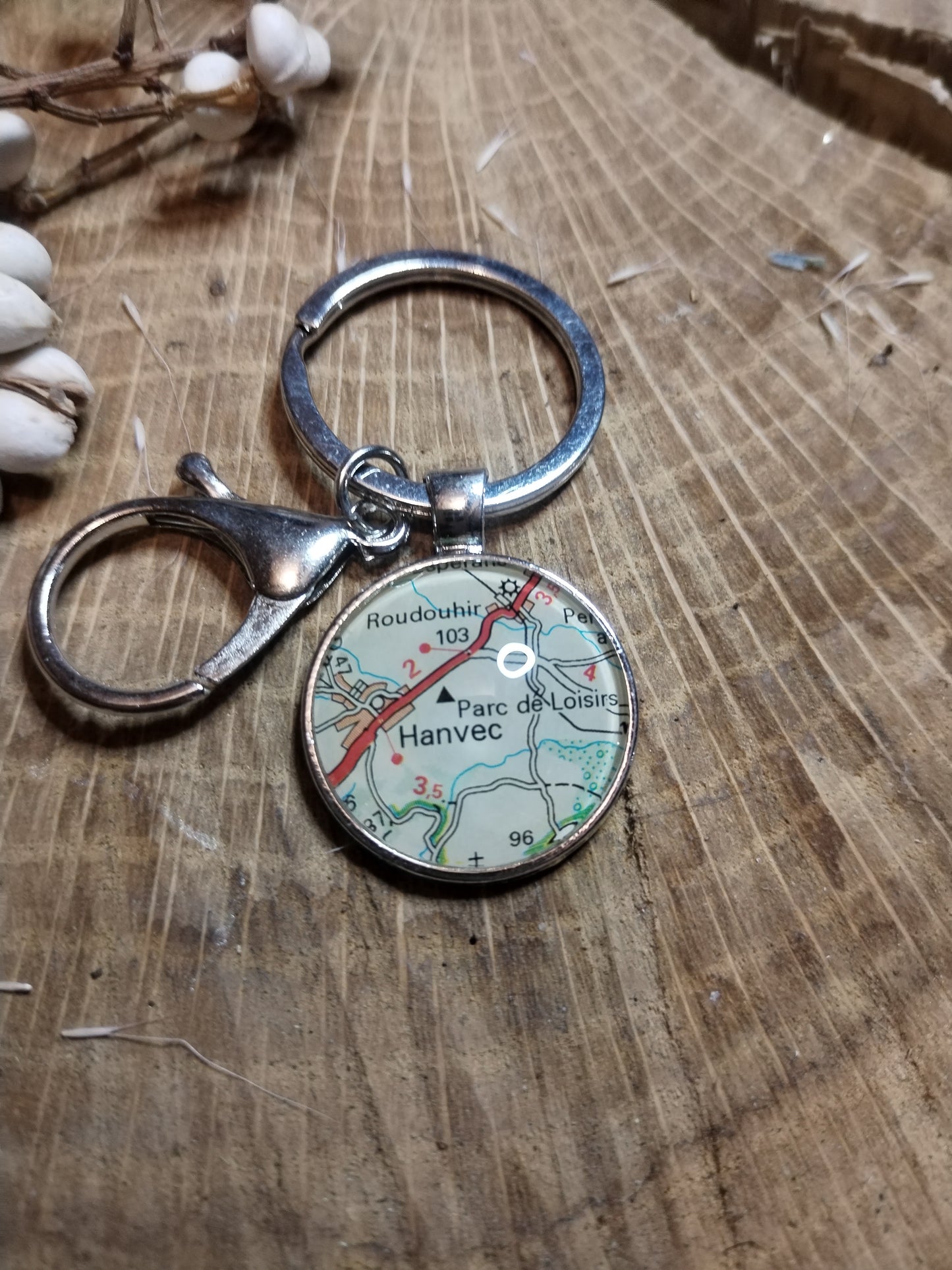 Porte-clefs cabochon 25mm - Recyclage carte routière - Hanvec (29)