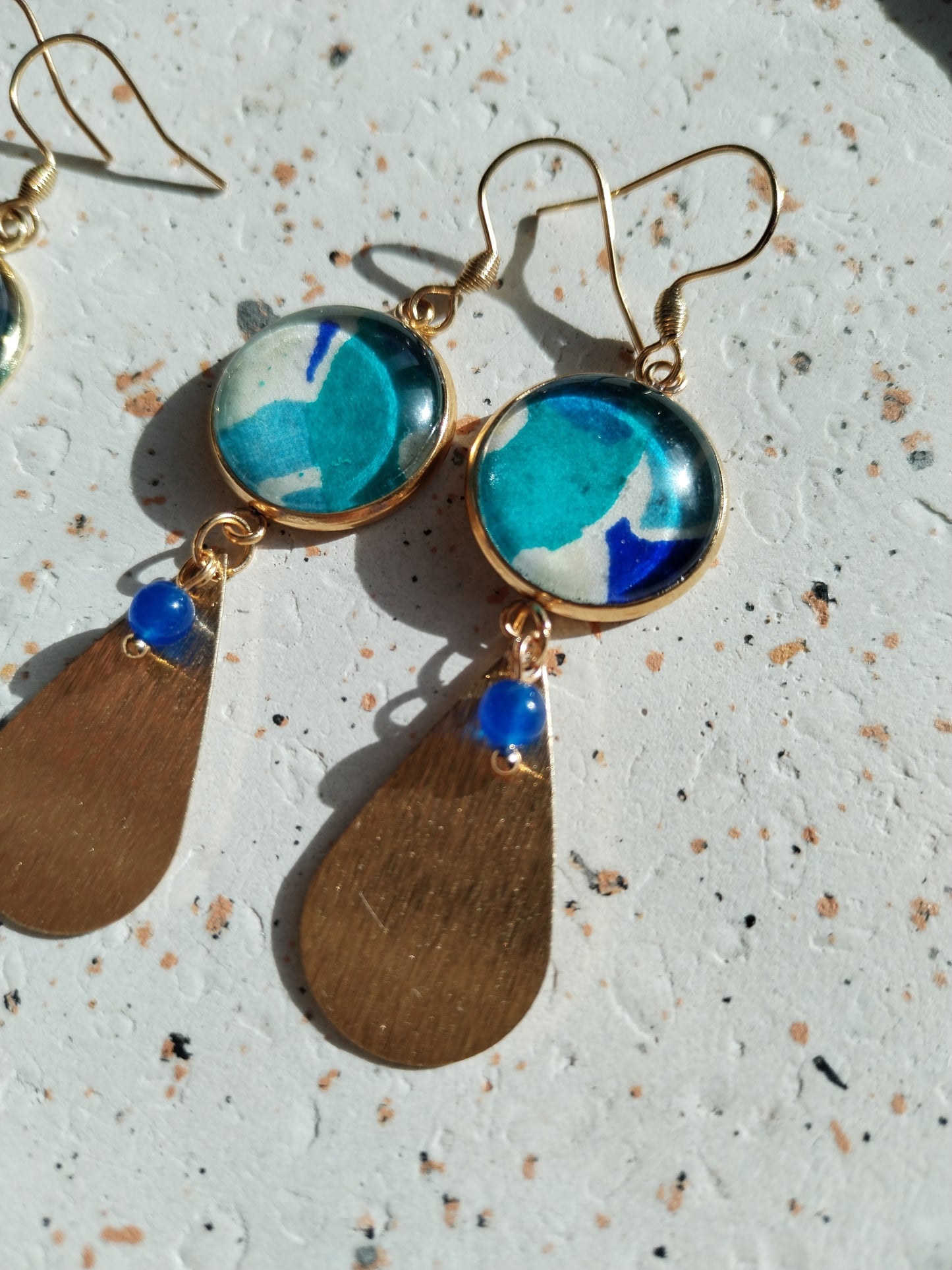 Boucles d'oreilles cabochons ronds 16mm - Acier inoxydable doré - papier japonais bleu et perle