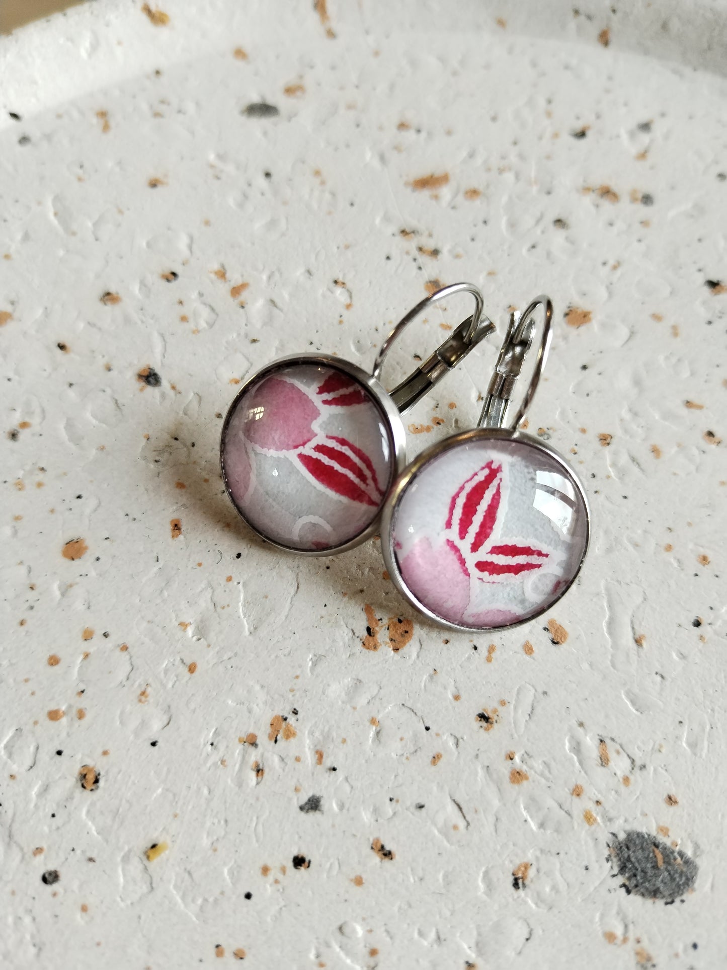 Boucles d'oreilles dormeuses rondes 16mm - Acier inoxydable - blanc, fleur rose