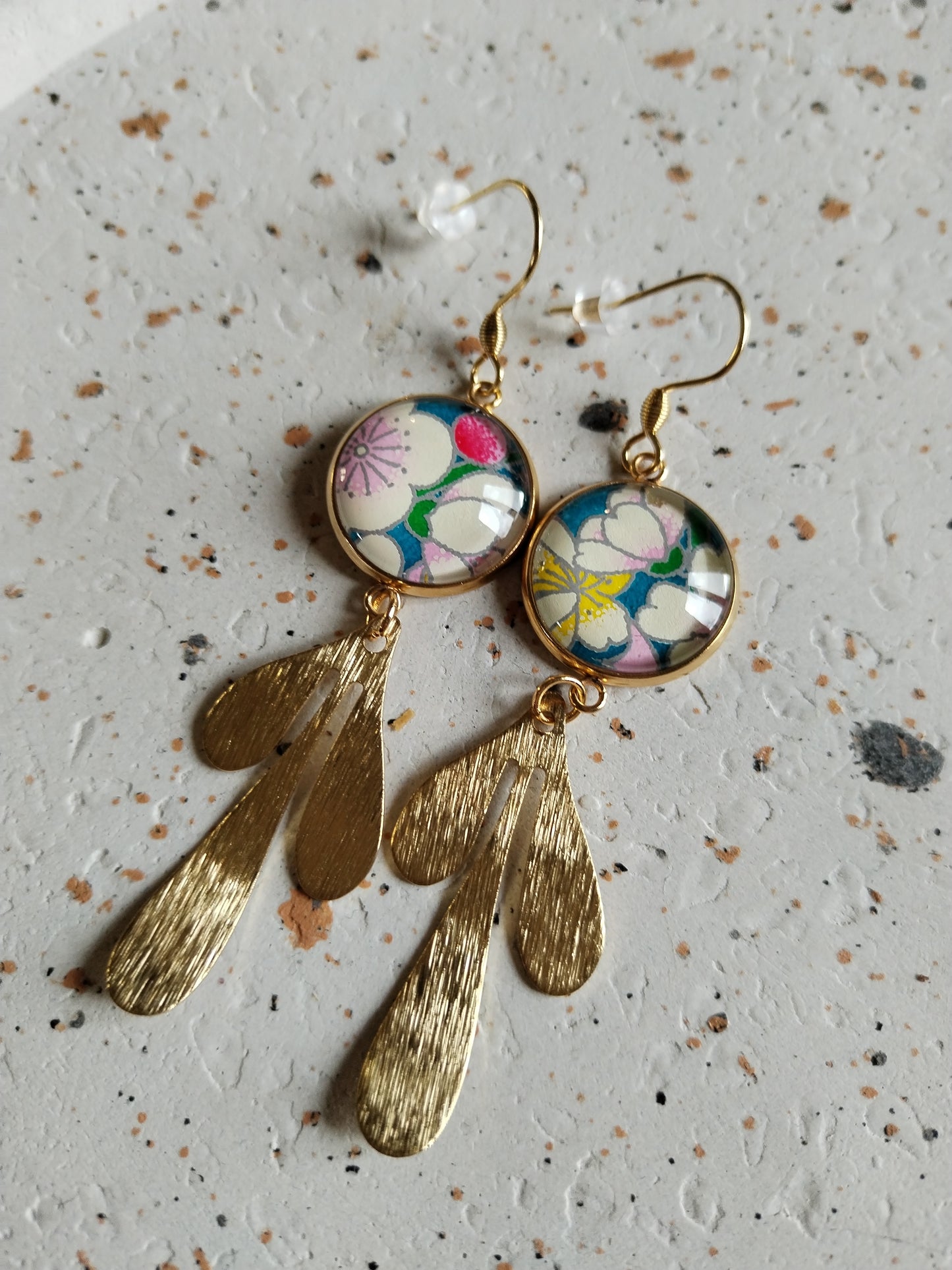 Boucles d'oreilles cabochons ronds 16mm - Acier inoxydable - papier japonais bleu fleur blanche