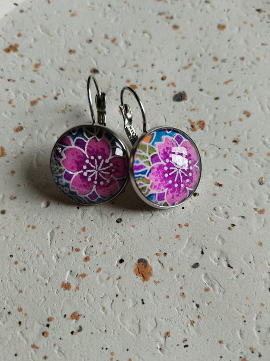 Boucles d'oreilles dormeuses rondes 18mm - Acier inoxydable - fleurs violettes