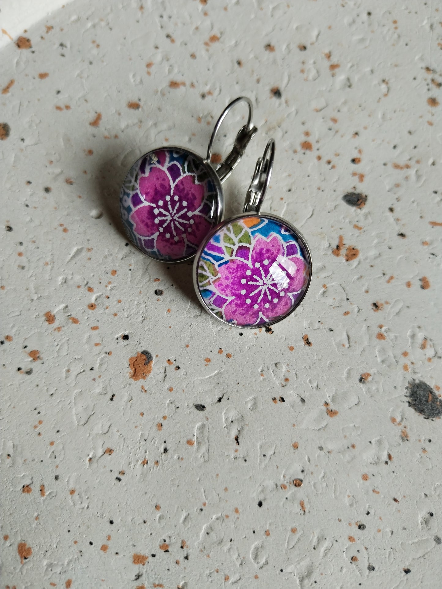 Boucles d'oreilles dormeuses rondes 18mm - Acier inoxydable - fleurs violettes