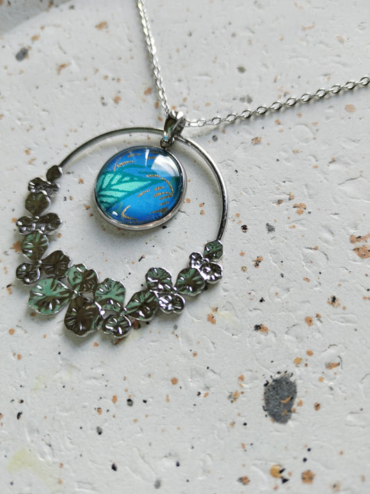 Collier acier bleu fleur et breloque ronde