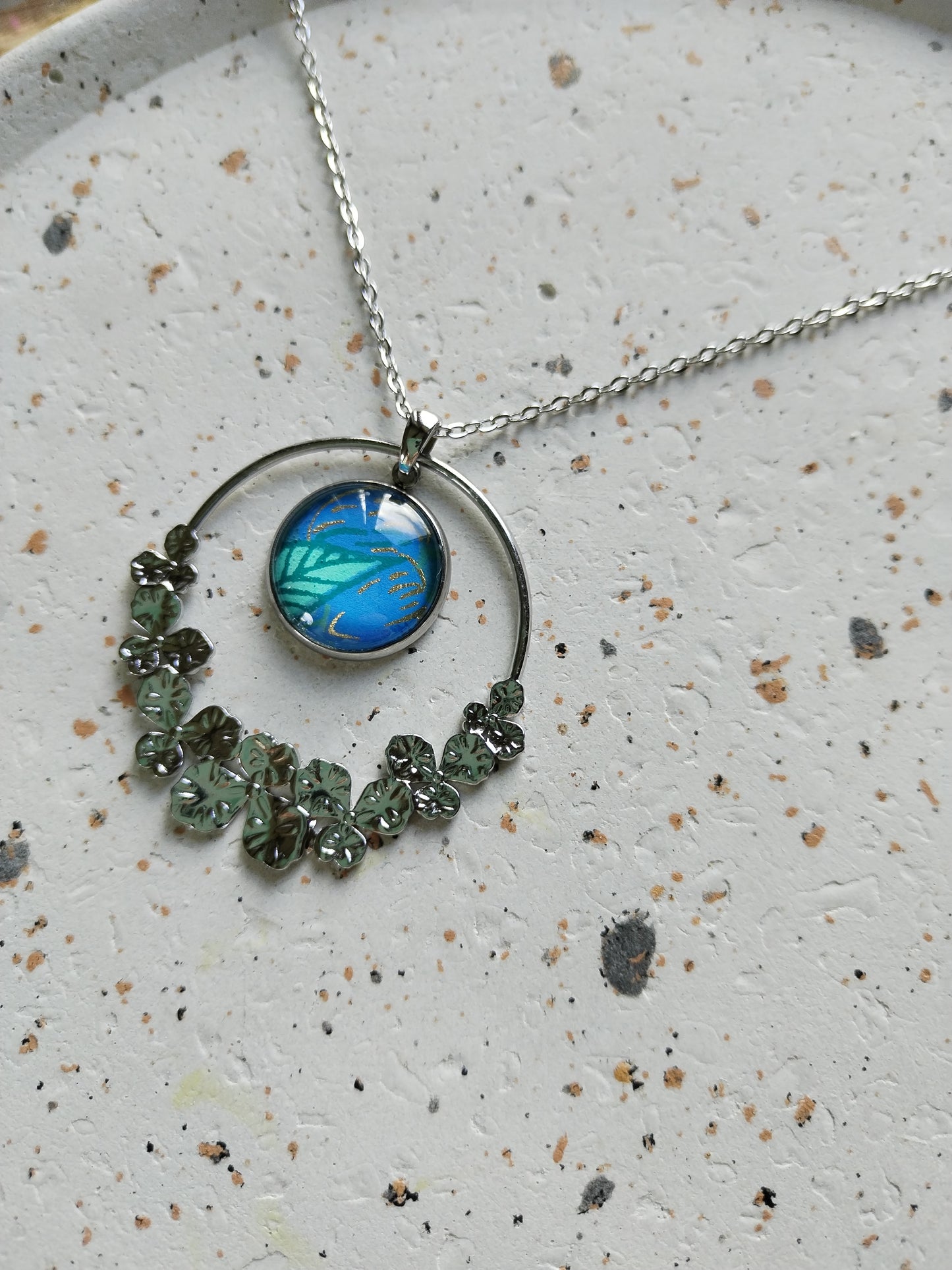 Collier acier bleu fleur et breloque ronde