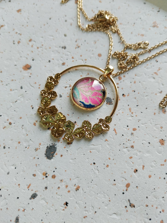 Collier acier doré bleu pétale rose et breloque ronde