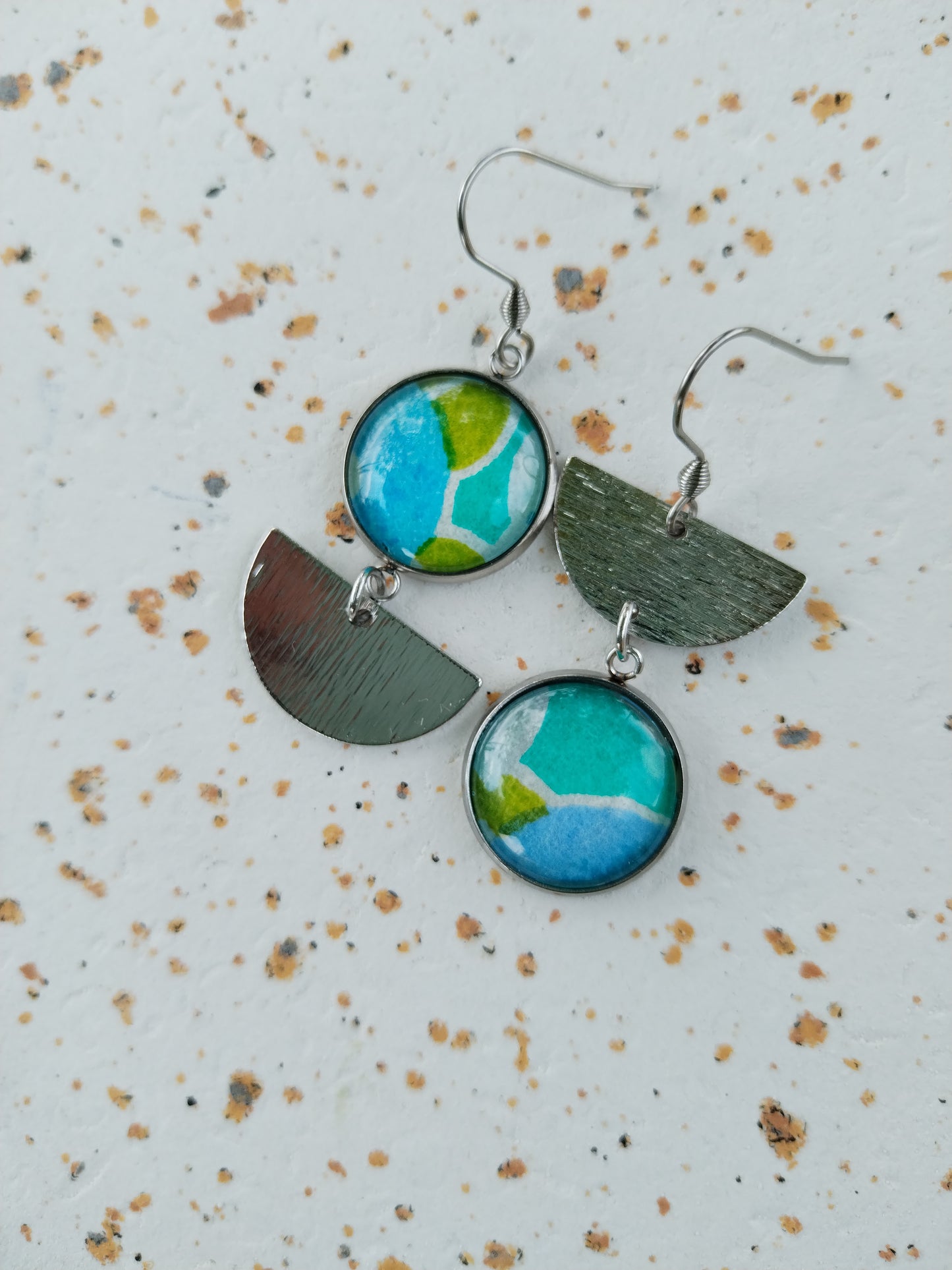 Boucles d'oreilles asymétriques - Cabochons 16mm - Acier inoxydable - Papier japonais vert bleu
