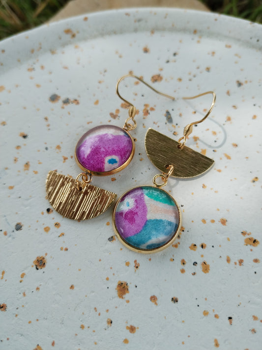 Boucles d'oreilles asymétriques - Cabochons 16mm - Acier inoxydable doré - Papier japonais rose camélia prune