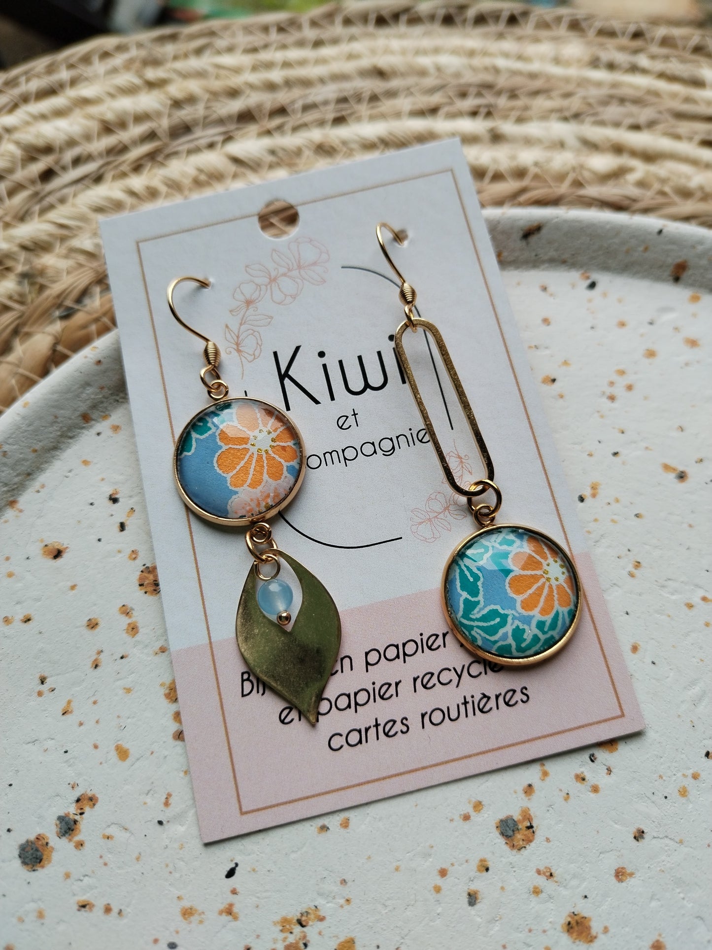 Boucles d'oreilles asymétriques - Cabochons 16mm - Acier inoxydable doré -bleu -fleur orange