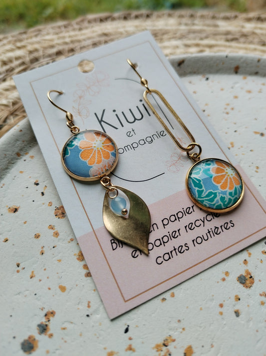 Boucles d'oreilles asymétriques - Cabochons 16mm - Acier inoxydable doré -bleu -fleur orange