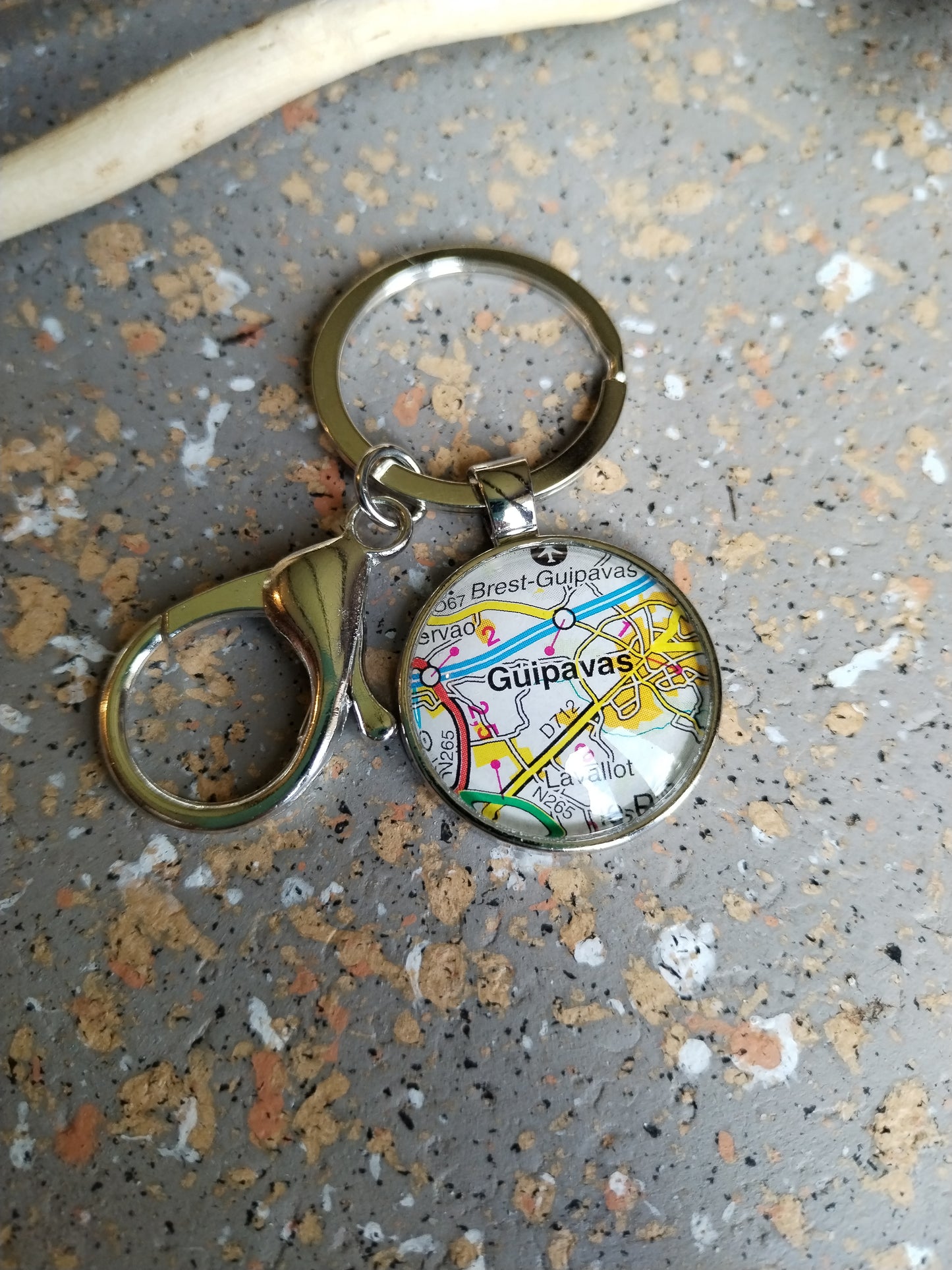 Porte clé ville Guipavas carte routière -recyclage
