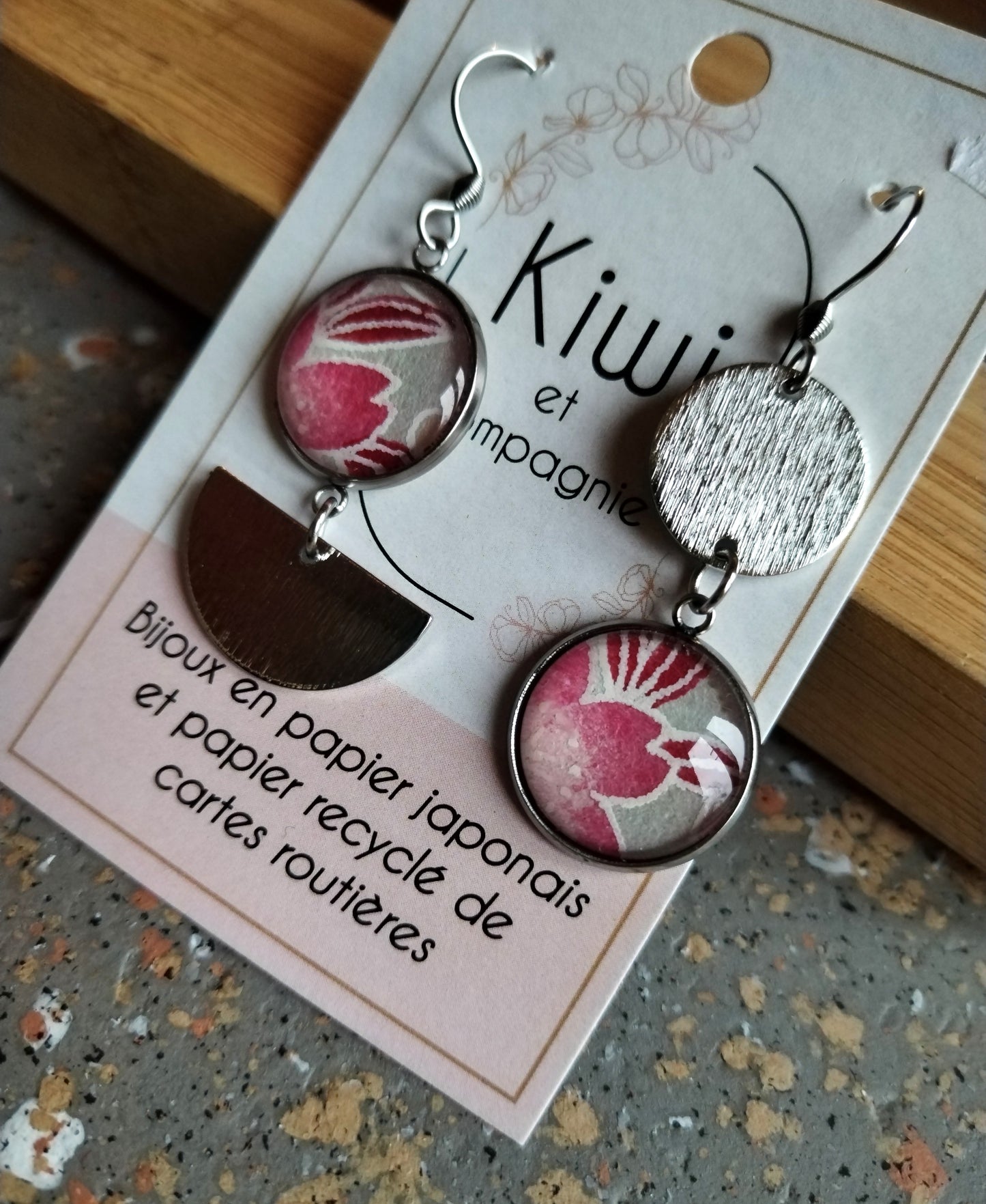 Boucles d'oreilles asymétriques - Cabochons 16mm - Acier inoxydable - Papier japonais rose camélia prune