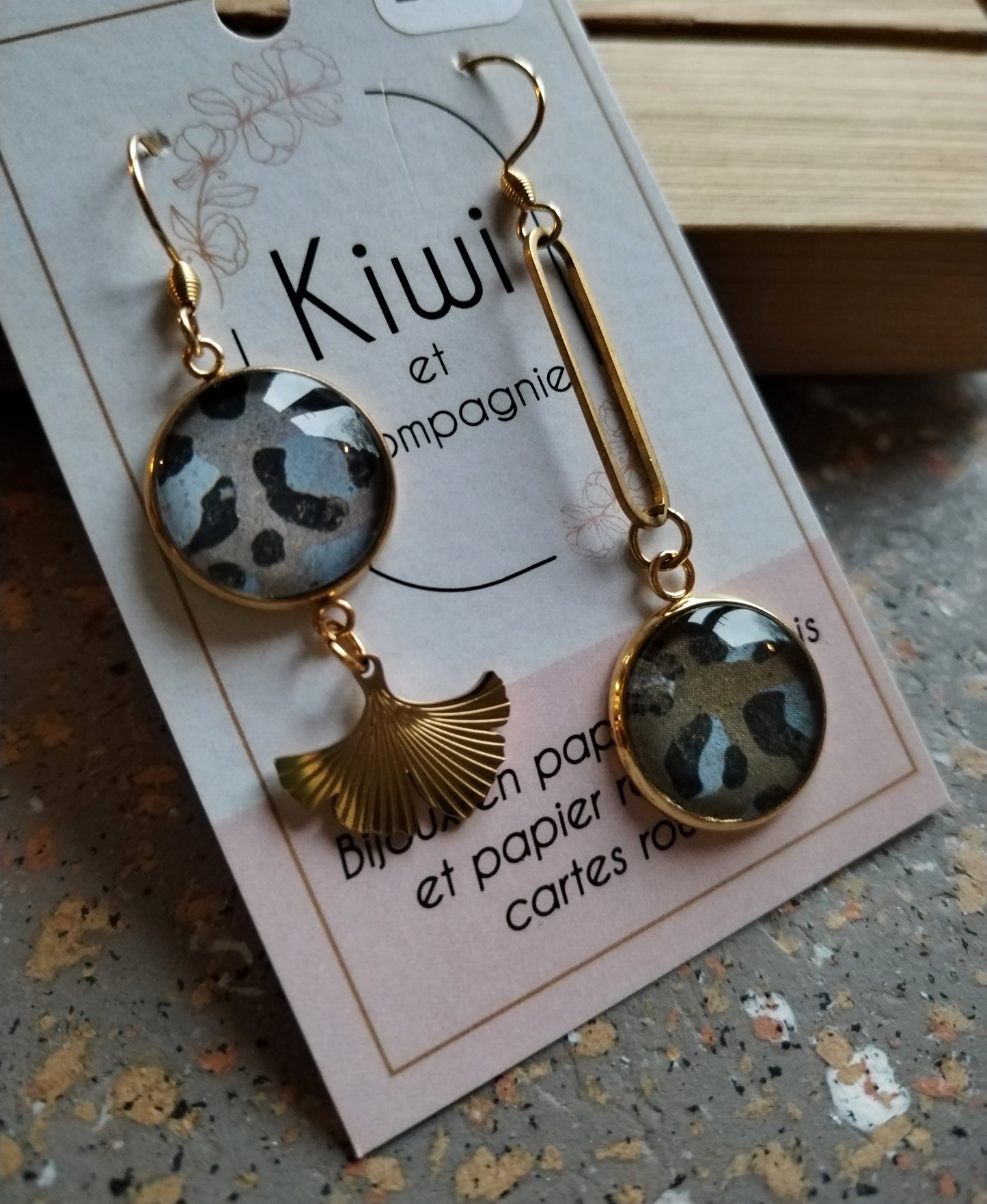 Boucles d'oreilles asymétriques - Cabochons 16mm - Acier inoxydable doré - léopard bleu et brun