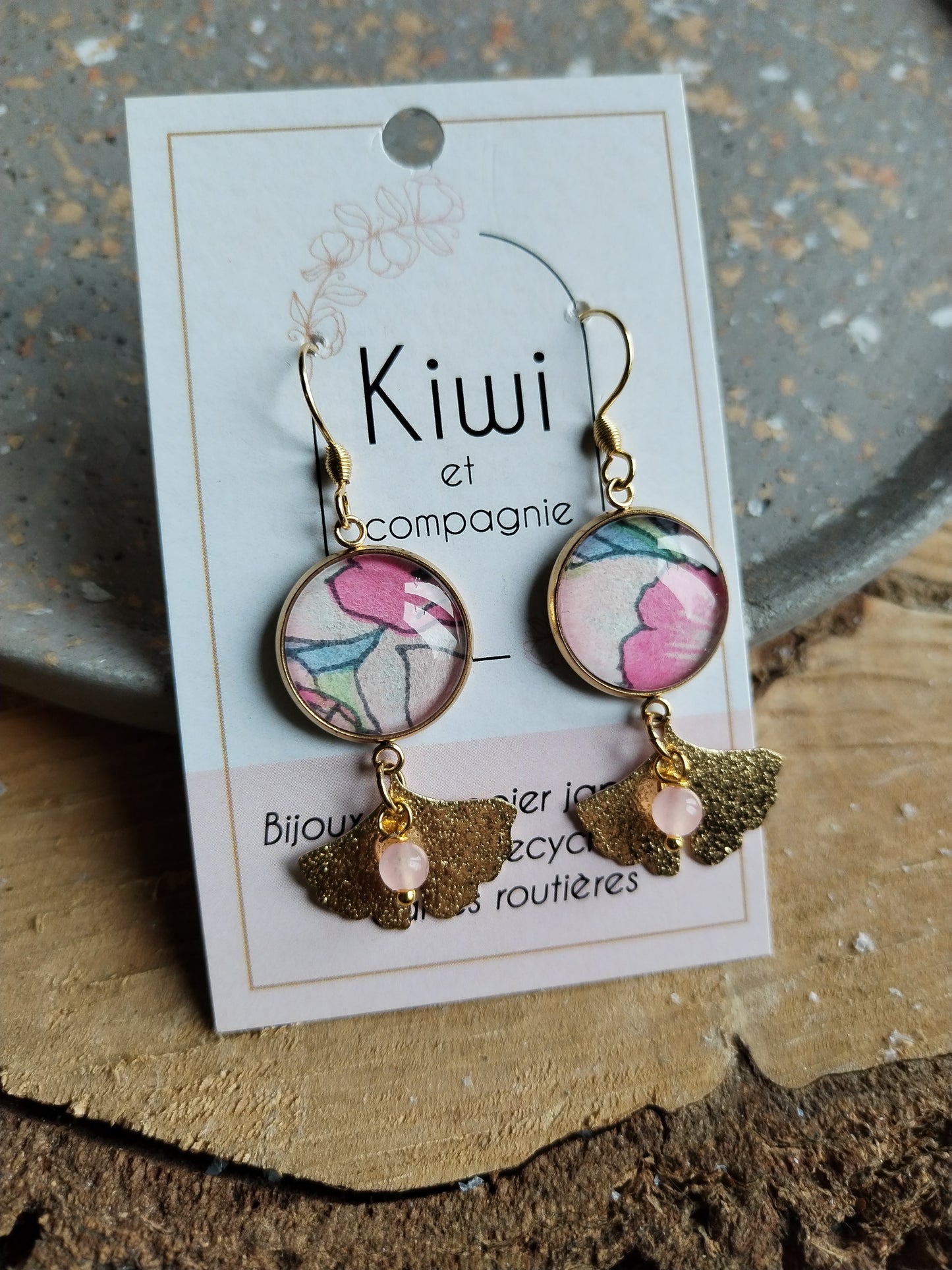 Boucles d'oreilles cabochons ronds 16mm - Acier inoxydable doré - Papier japonais fleur rose - Breloque feuille de ginkgo