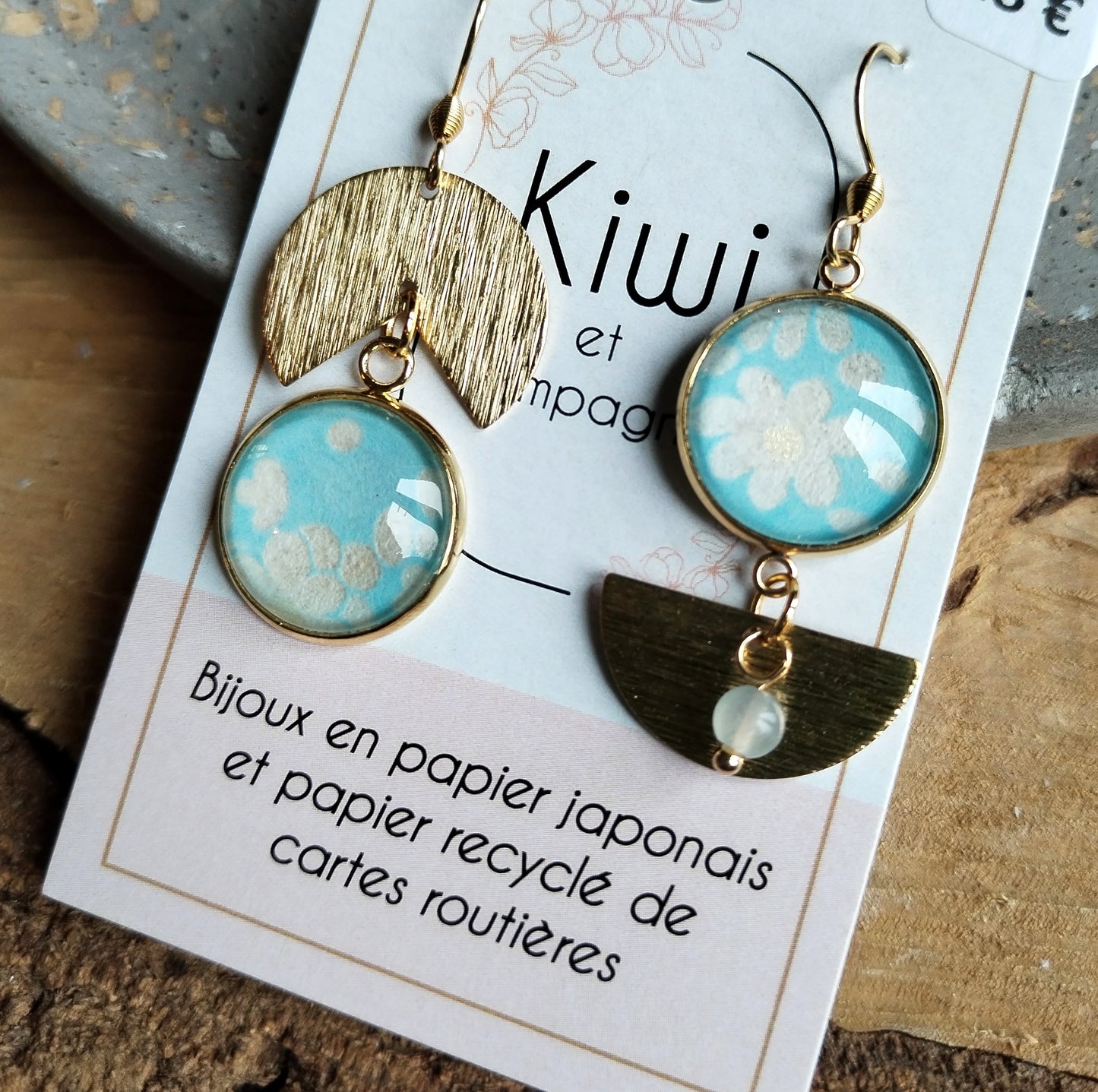Boucles d'oreilles asymétriques - Cabochons 16mm - Acier inoxydable doré - bleu ciel