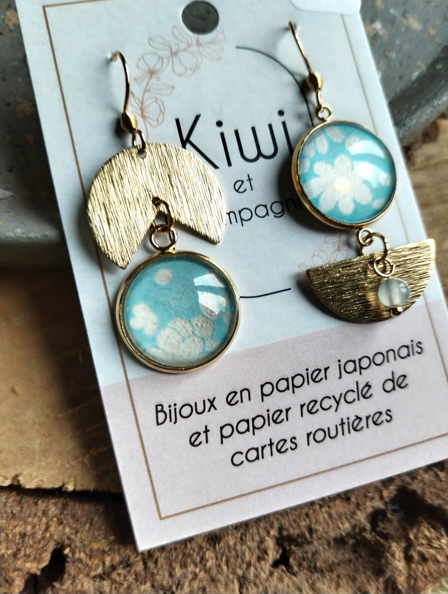 Boucles d'oreilles asymétriques - Cabochons 16mm - Acier inoxydable doré - bleu ciel