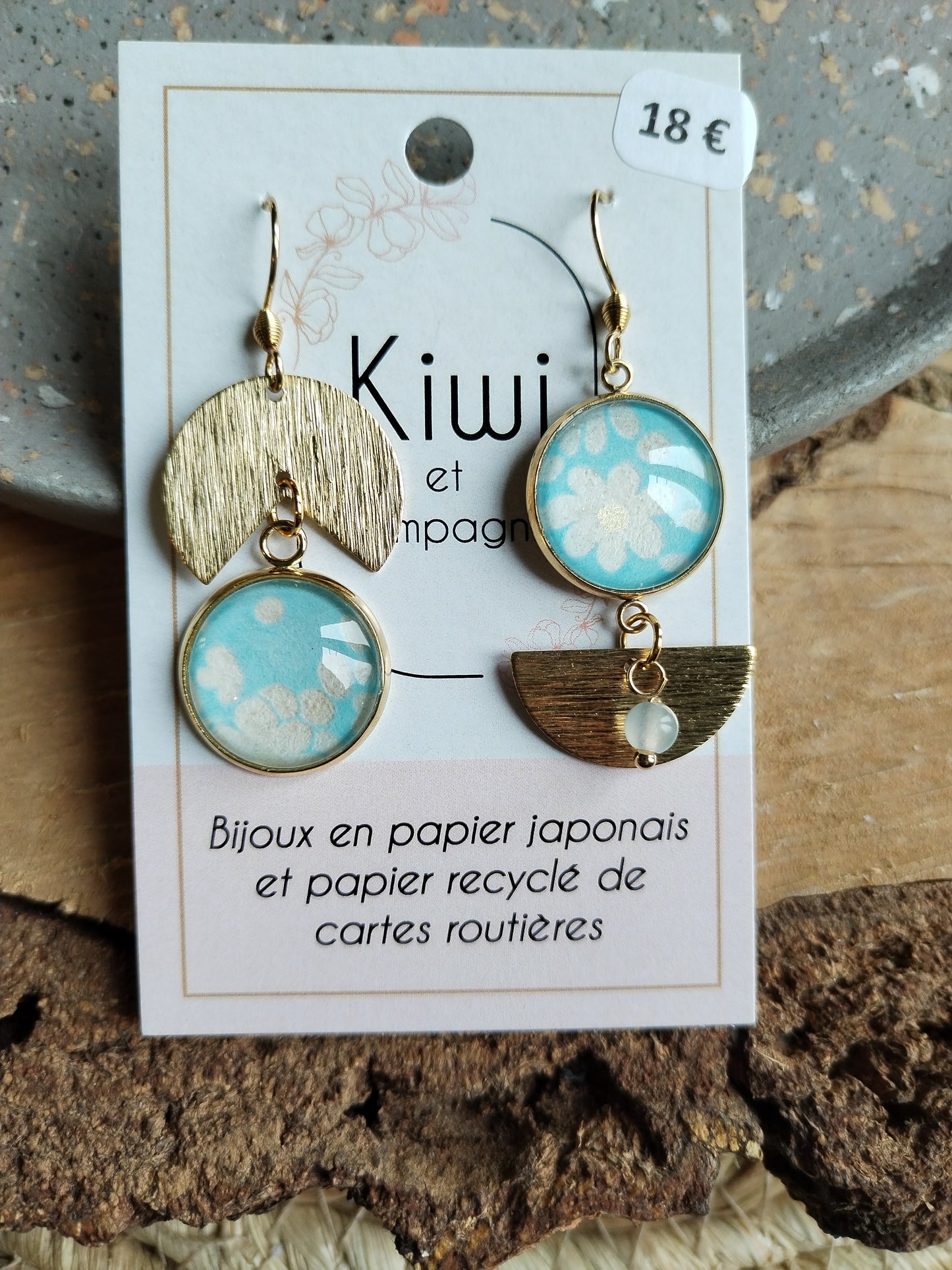 Boucles d'oreilles asymétriques - Cabochons 16mm - Acier inoxydable doré - bleu ciel
