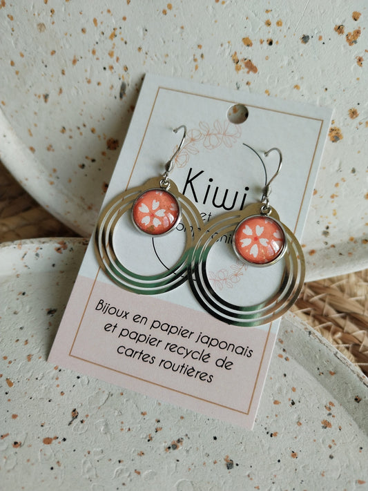 Boucles d'oreilles cabochons ronds 12mm - Métal argenté - fleurs blanches fond corail + breloque cercle
