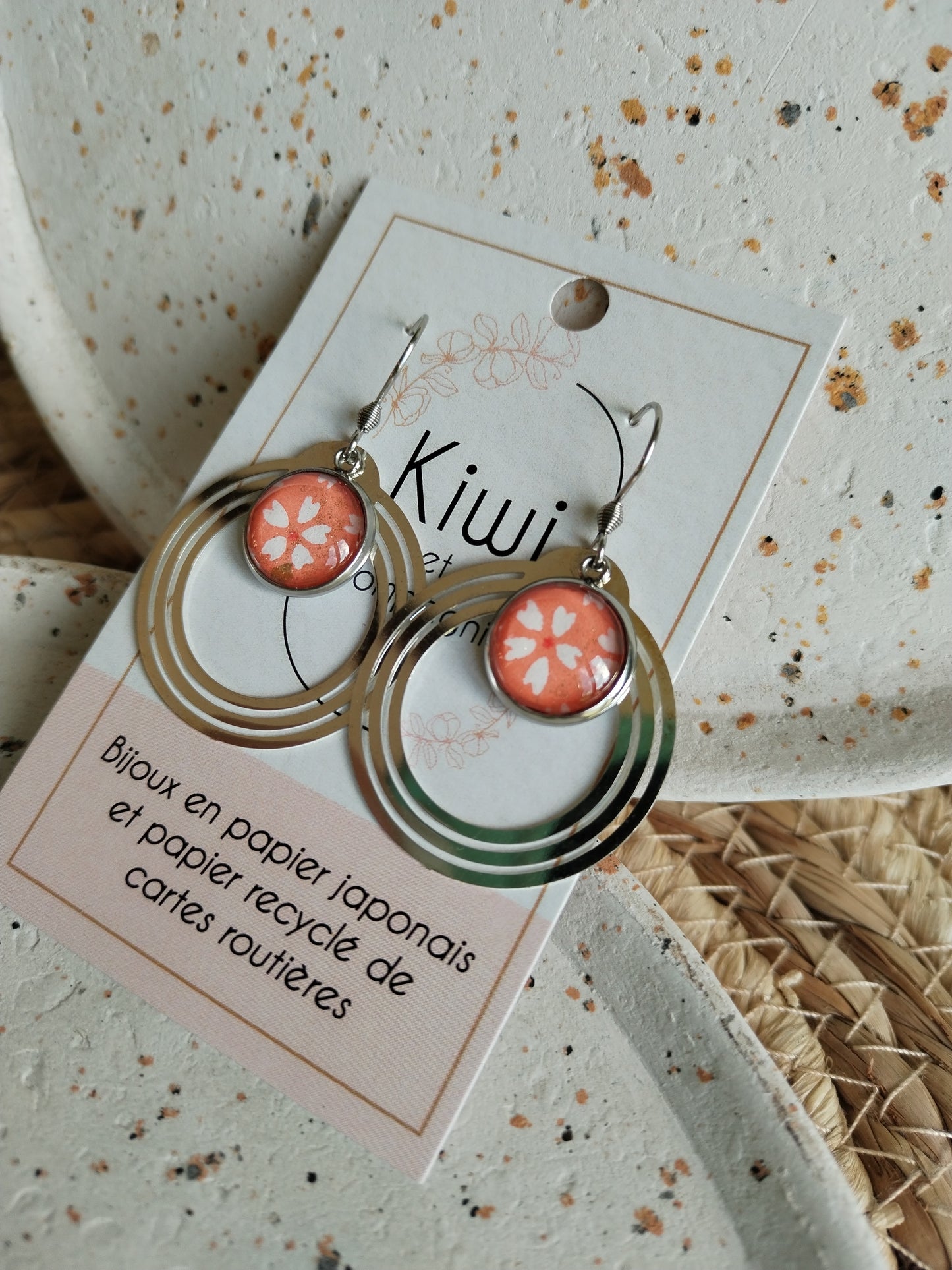 Boucles d'oreilles cabochons ronds 12mm - Métal argenté - fleurs blanches fond corail + breloque cercle