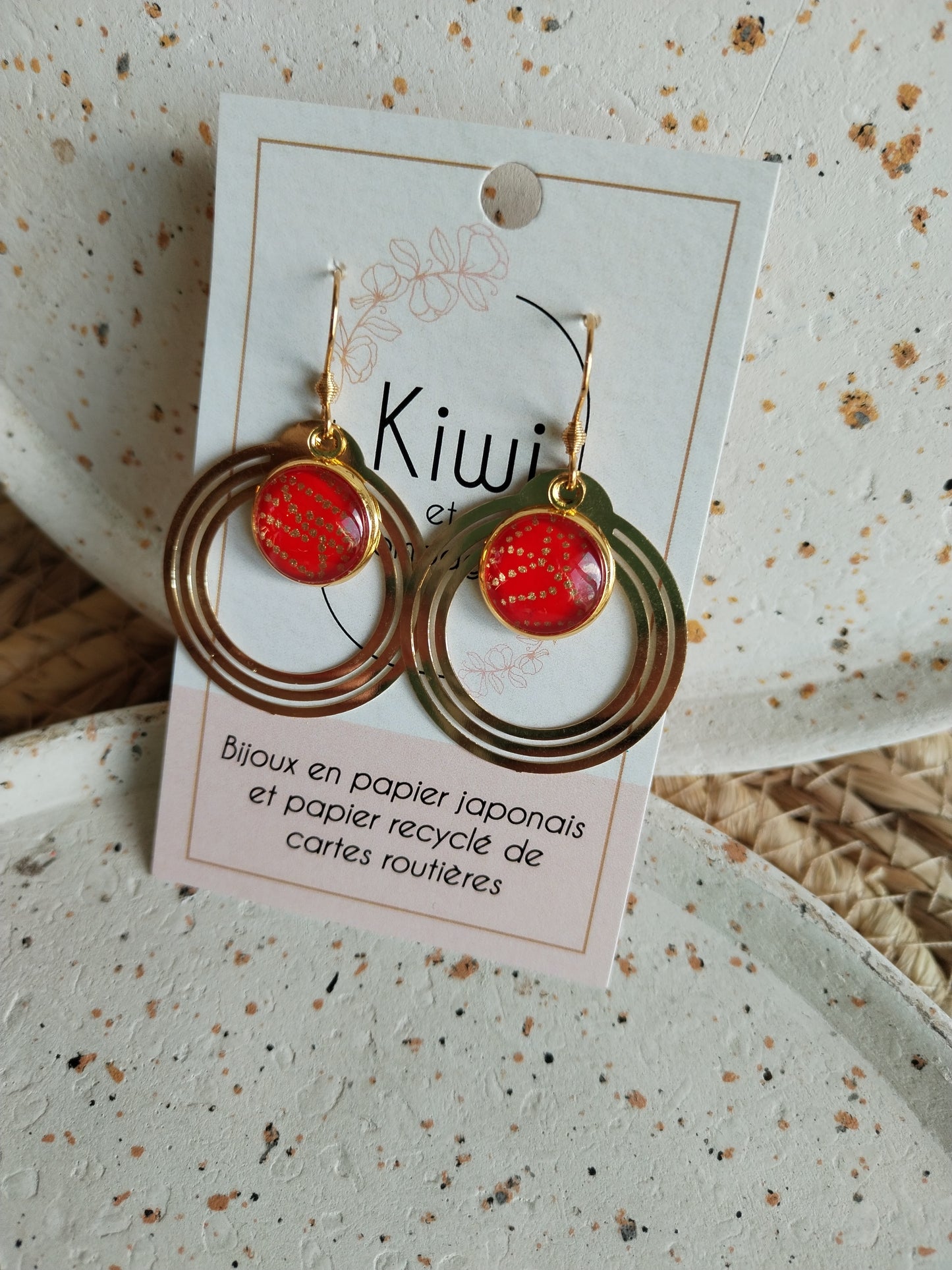Boucles d'oreilles cabochons ronds 12mm - Acier inoxydable doré - pois dorés fond rouge + breloque cercle