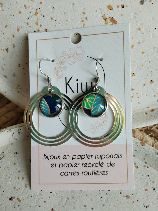 Boucles d'oreilles cabochons ronds 12mm - Métal argenté - feuilles dorées, fond marine, bleu et vert + breloque cercle