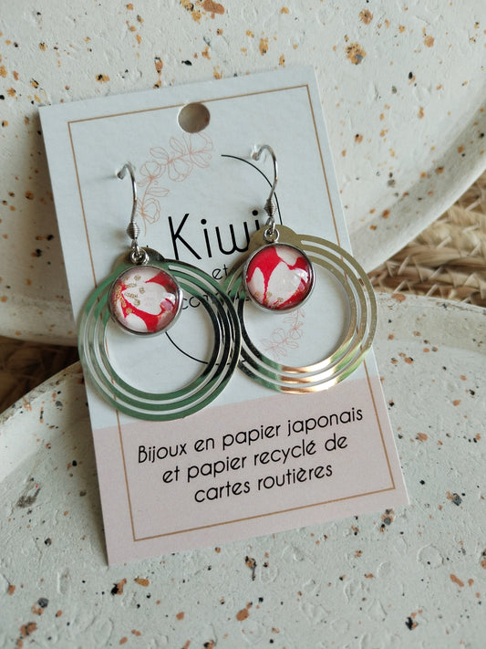 Boucles d'oreilles cabochons ronds 12mm - Métal argenté - fleurs blanches fond rouge + breloque cercle