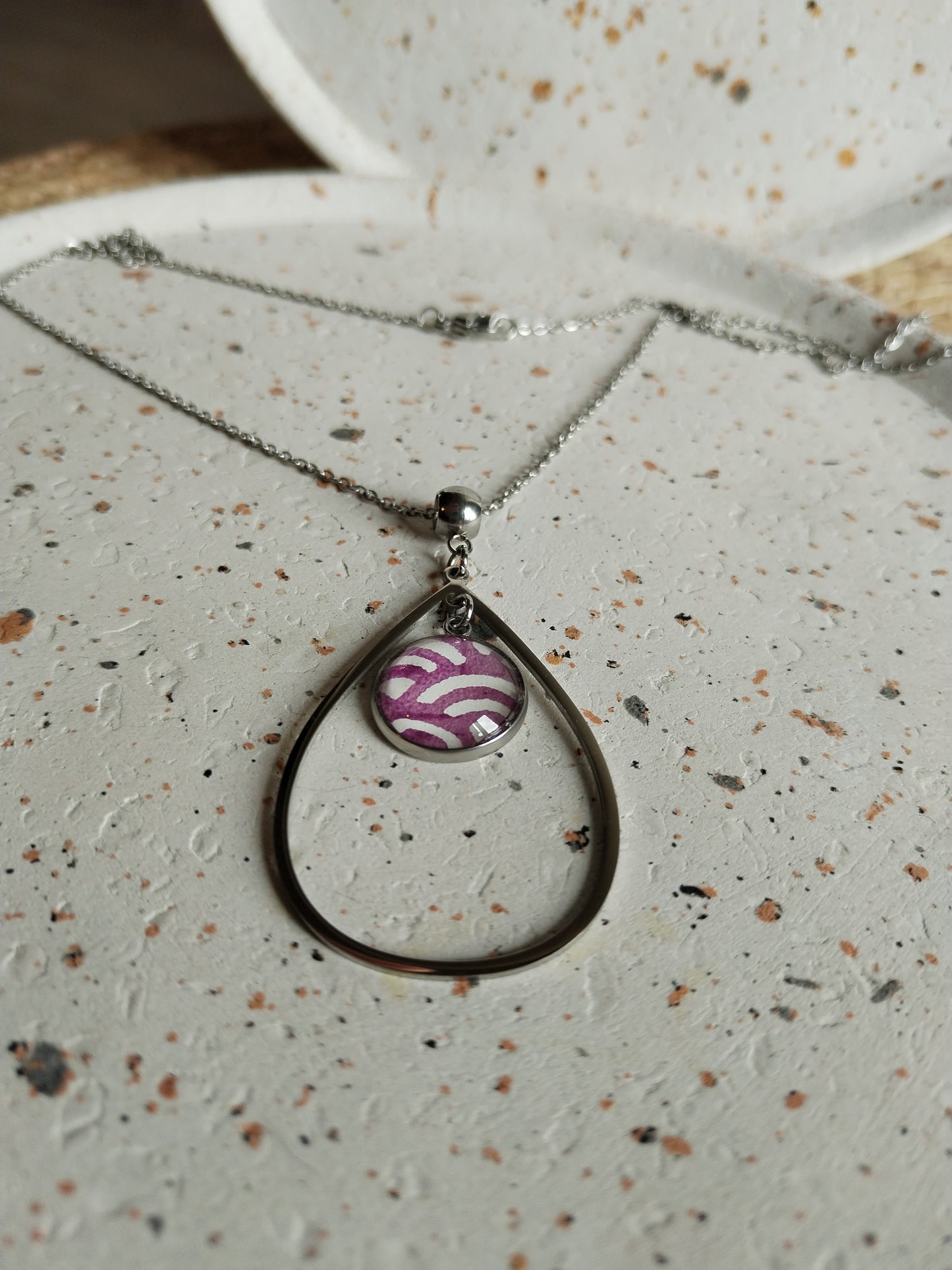Collier acier violet breloque goutte