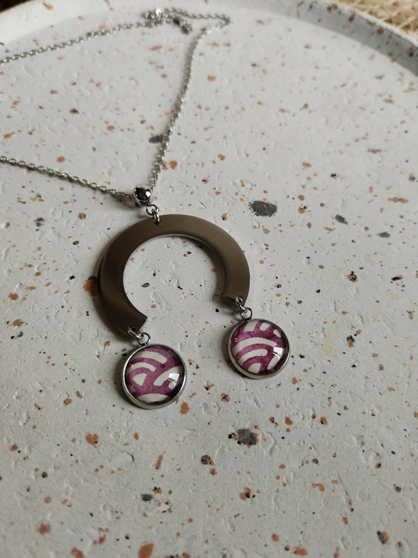 Collier acier violet breloque arc