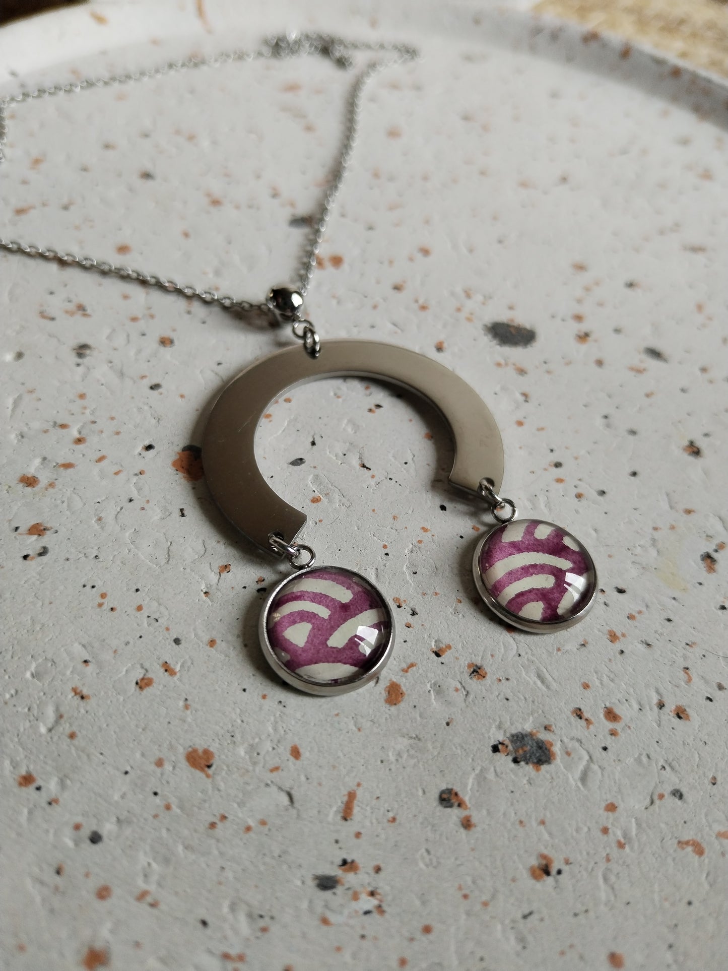 Collier acier violet breloque arc