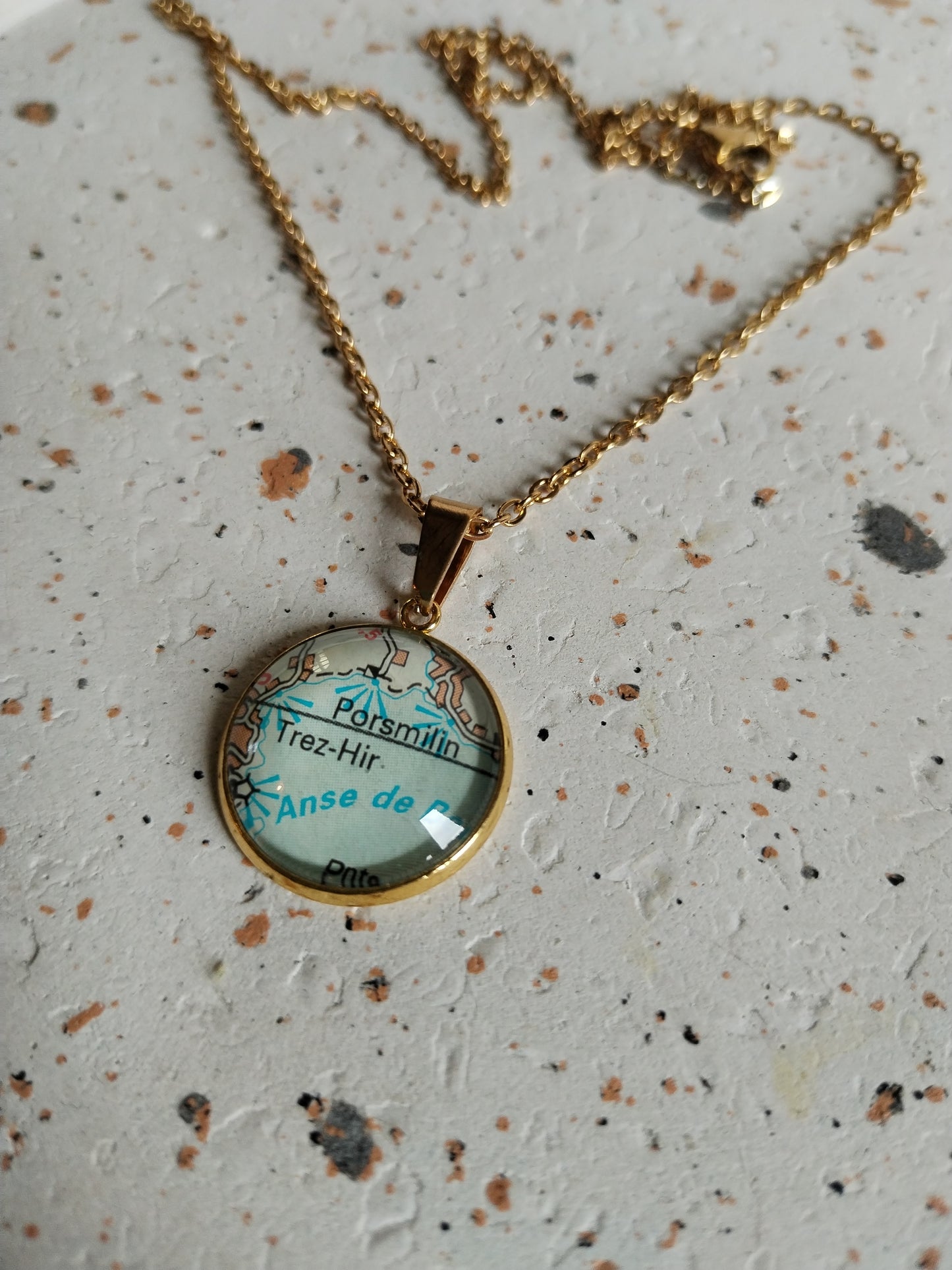 Collier acier doré carte routière PORSMILIN /TREZ-HIR
