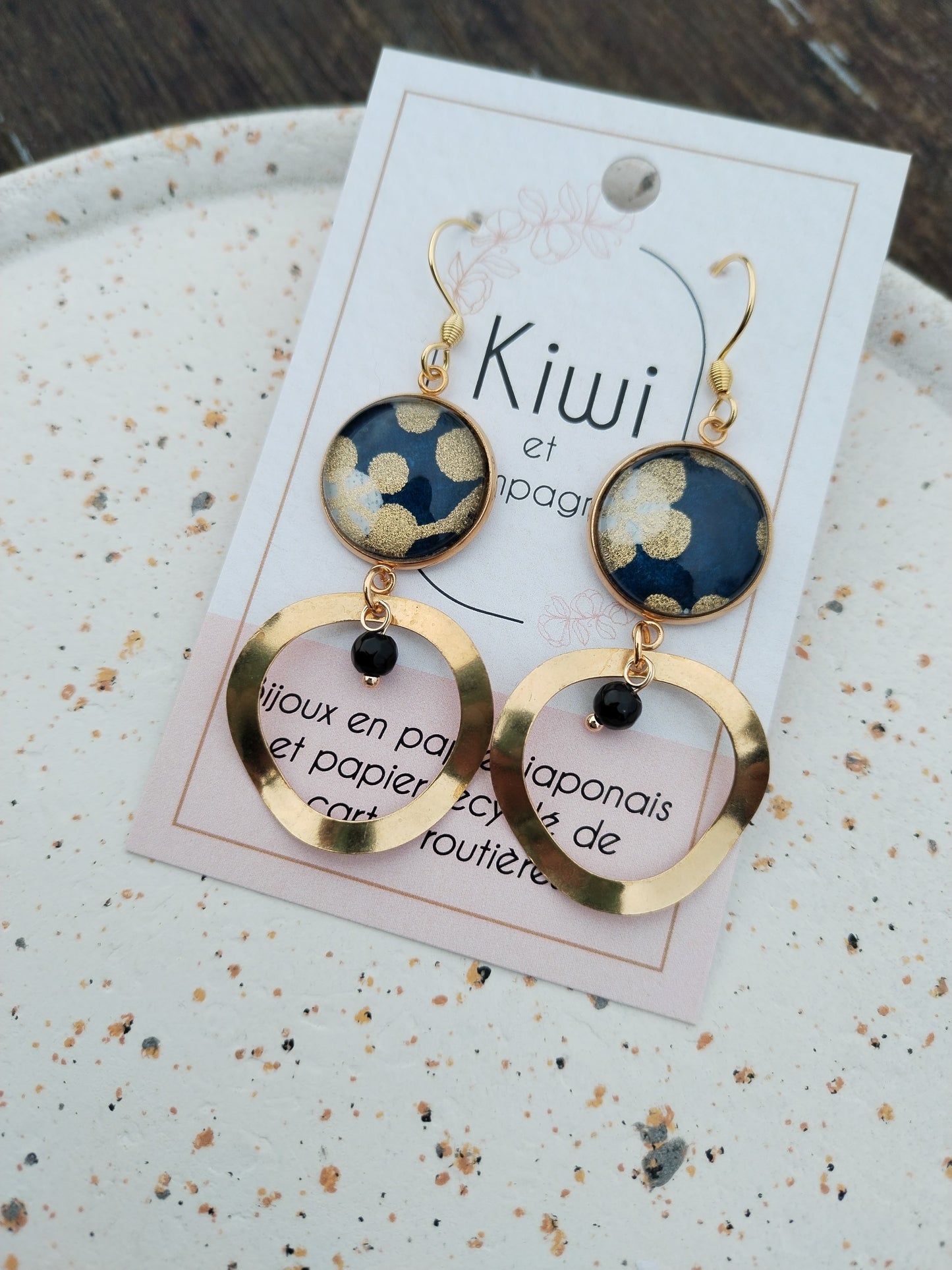 Bijou unique – Boucles d’oreilles pendantes noir & doré, chic et audacieuses