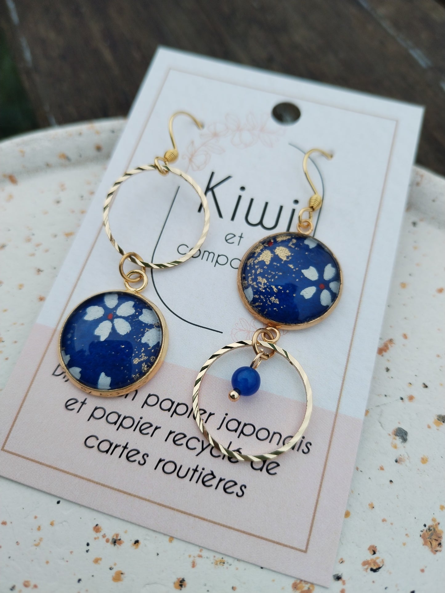 Boucles d’oreilles pendantes en acier doré – Papier japonais bleu & doré | Bijoux artisanaux