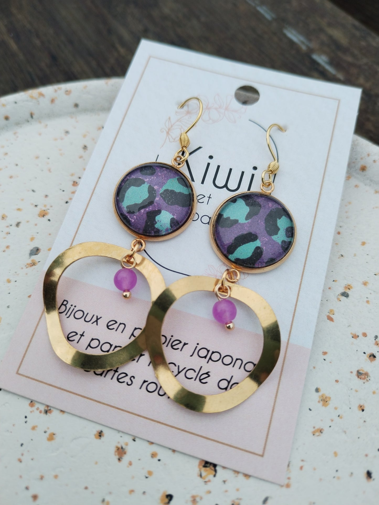 Bijou unique – Boucles d’oreilles pendantes léopard violet & anneau irrégulier