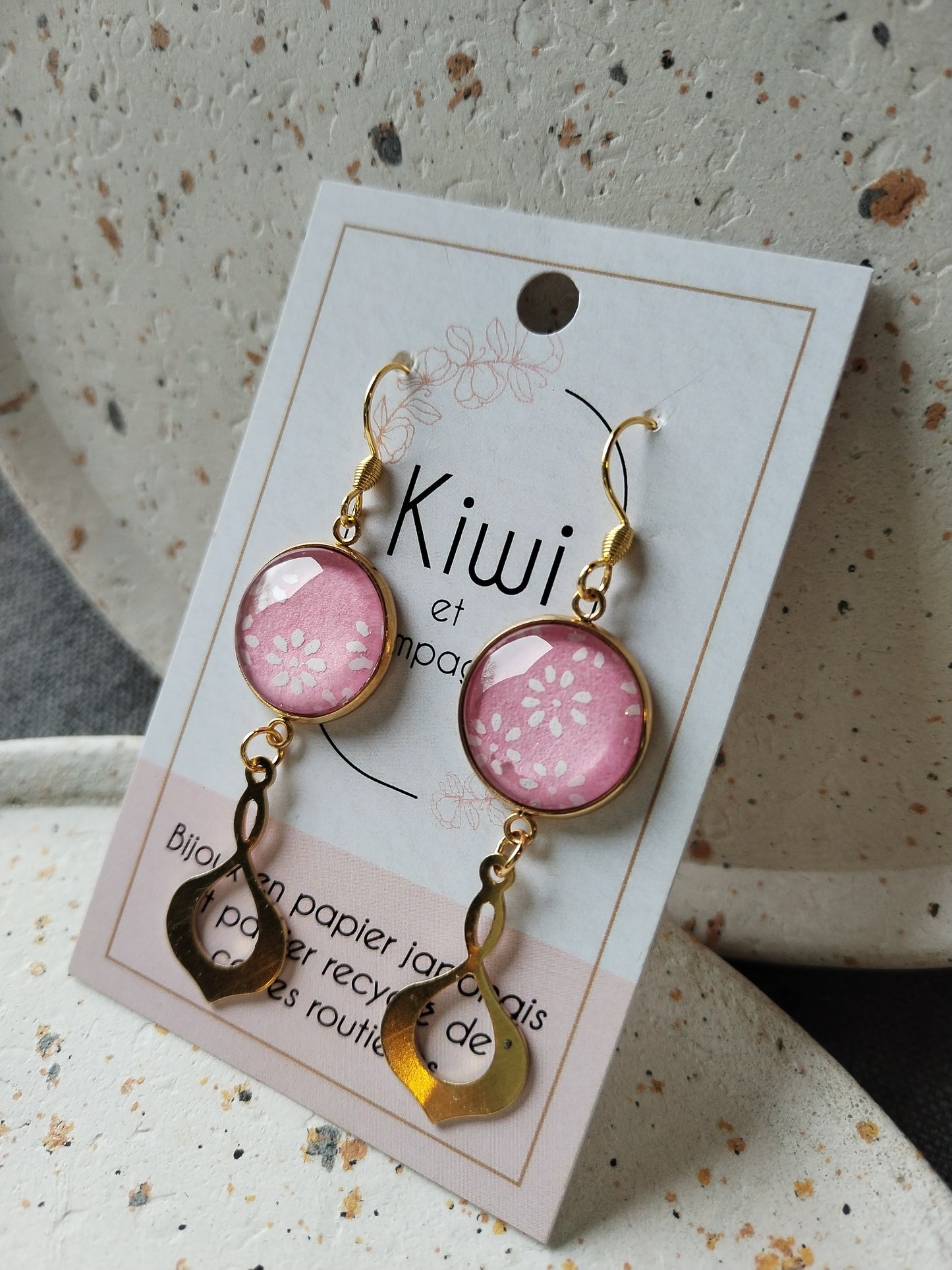 Boucles d’oreilles pendantes – Papier japonais rose & acier inoxydable doré | Bijoux fait main