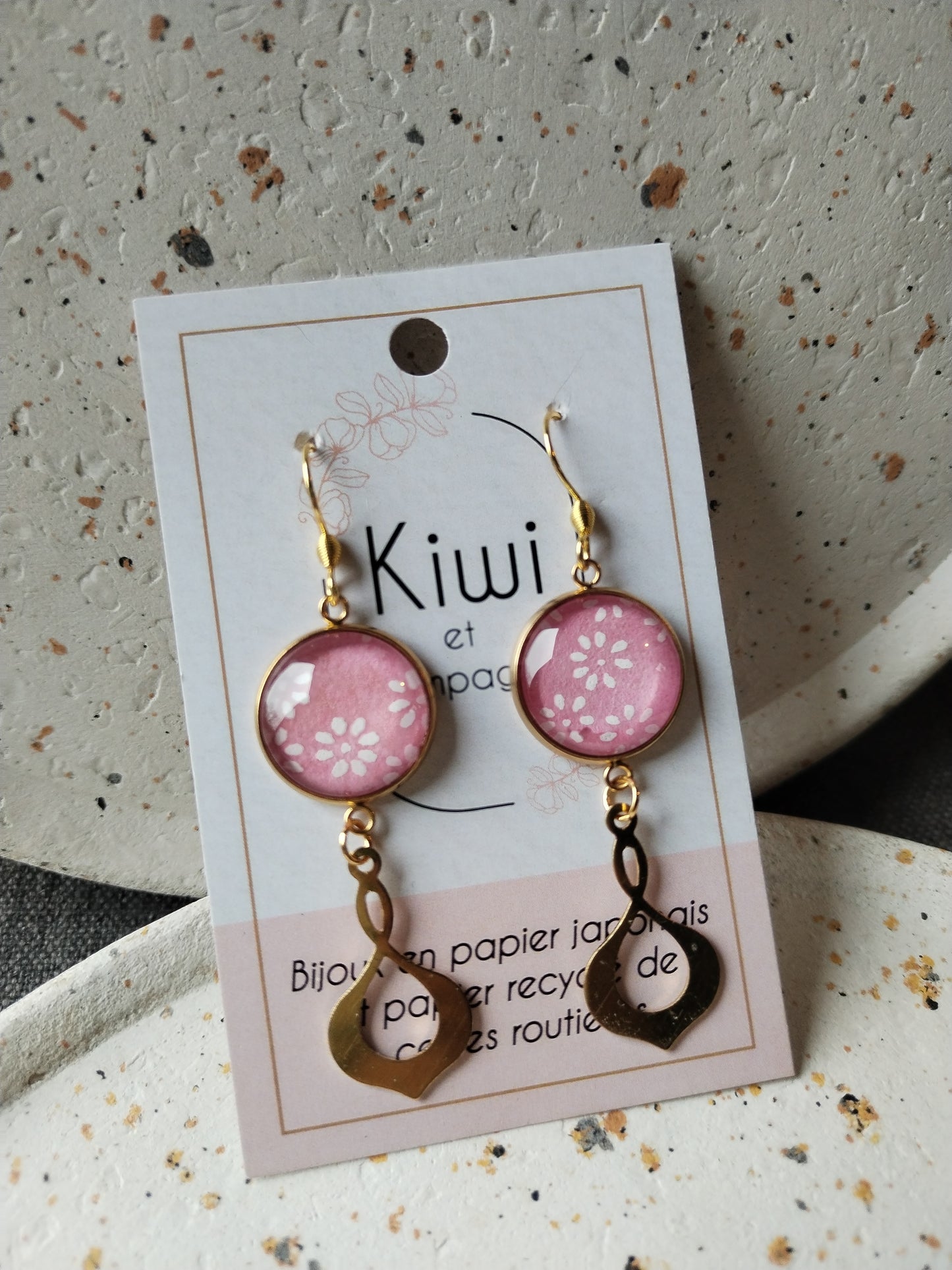 Boucles d’oreilles pendantes – Papier japonais rose & acier inoxydable doré | Bijoux fait main