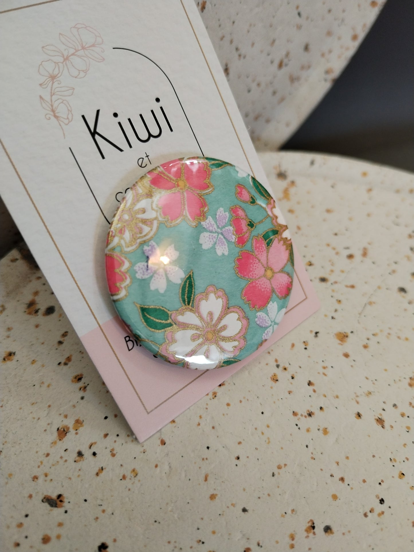 Badge 44 mm - papier japonais,turquoise et fleur