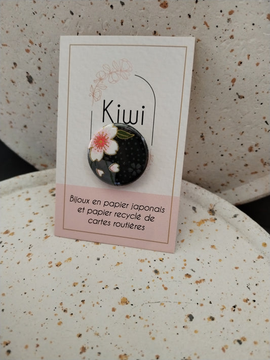 Badge 25 mm – Papier japonais noir & fleur blanche et rose – Élégance et tradition