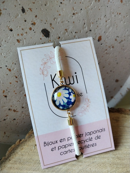 Bracelet réglable en coton blanc - cabochon bleu pâquerette